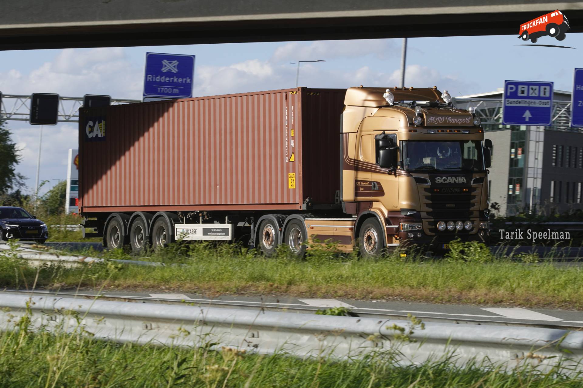 MJD Transport Scania R-Serie vrachtwagen op A16