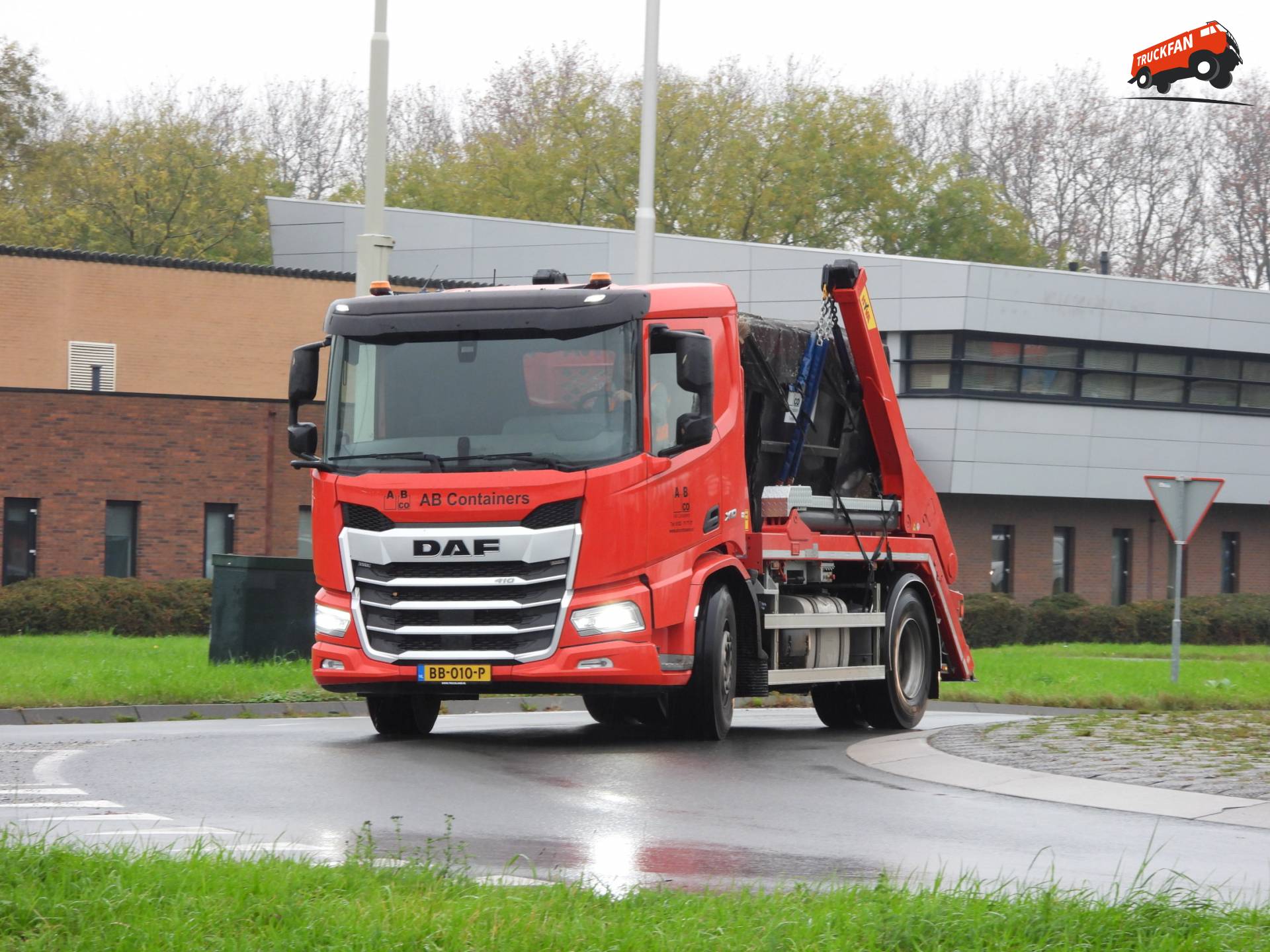 DAF XD 410 FA vrachtwagen bij Lopikerplein Schoonhoven