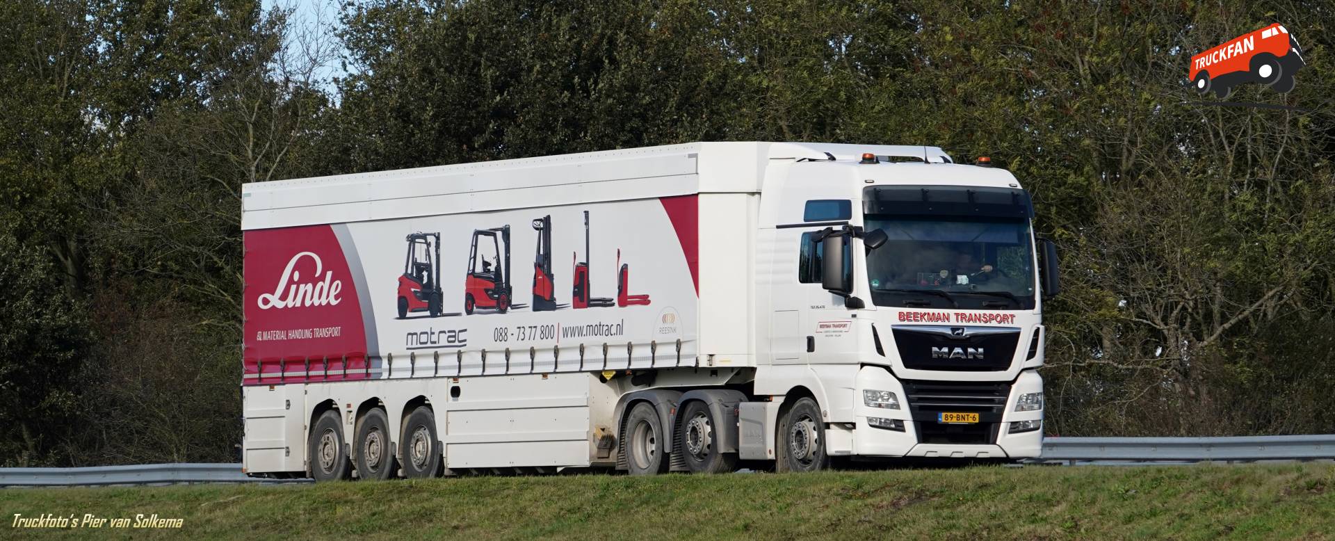MAN TGX vrachtwagen op de A7 bij Sneek