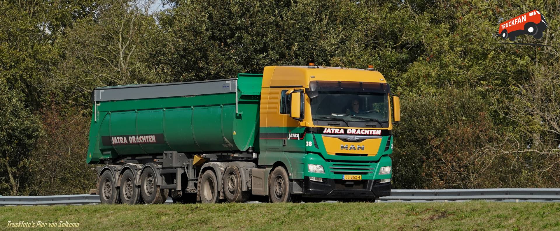 MAN TGX kipper op de A7 bij Sneek