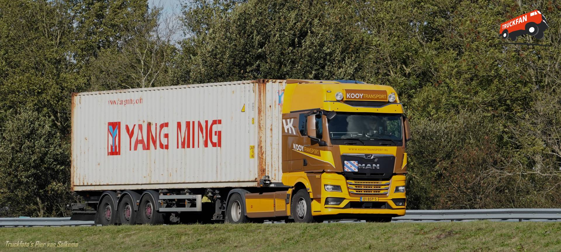 MAN TGX vrachtwagen bij A7 Sneek