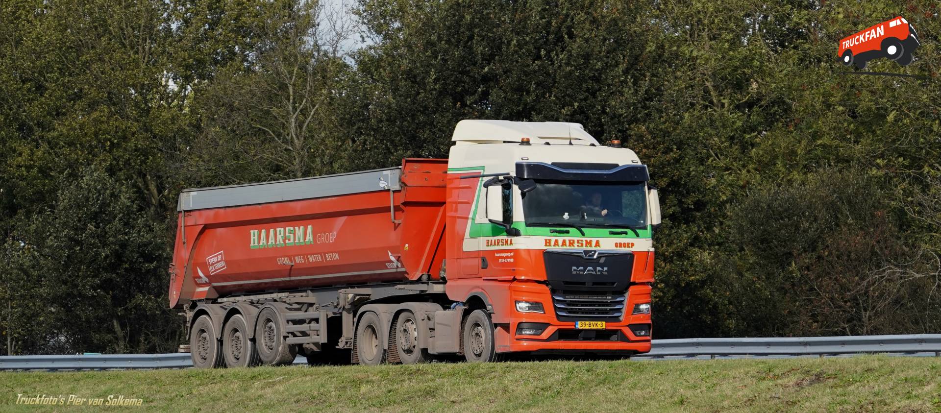 MAN TGX kipper op de A7 bij Sneek