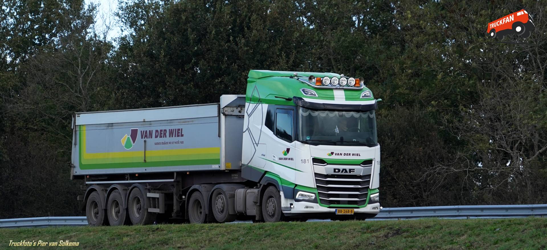 DAF XG kipper transport op de A7 bij Sneek
