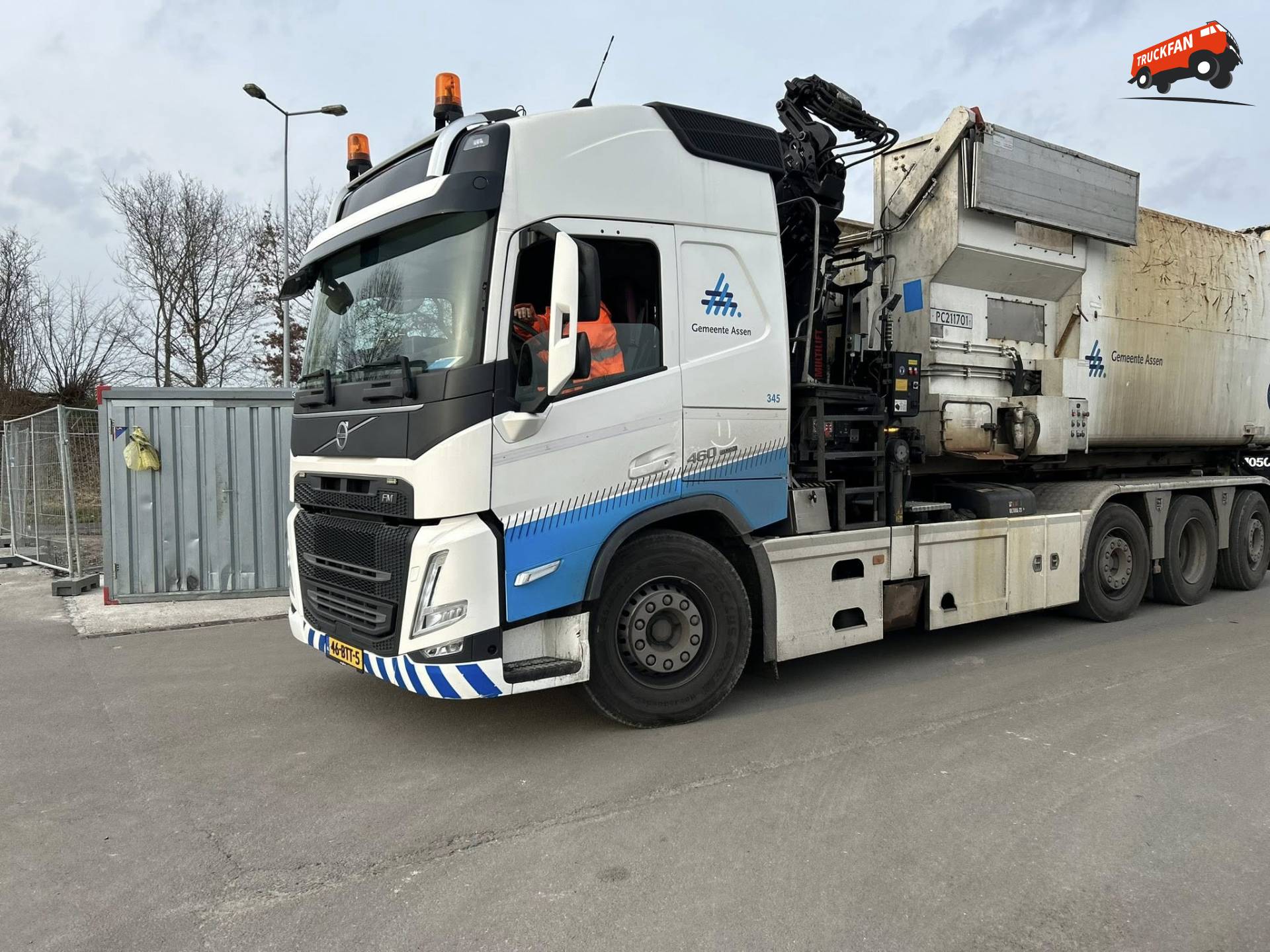 Volvo FM 2022 met kraan en haakarm