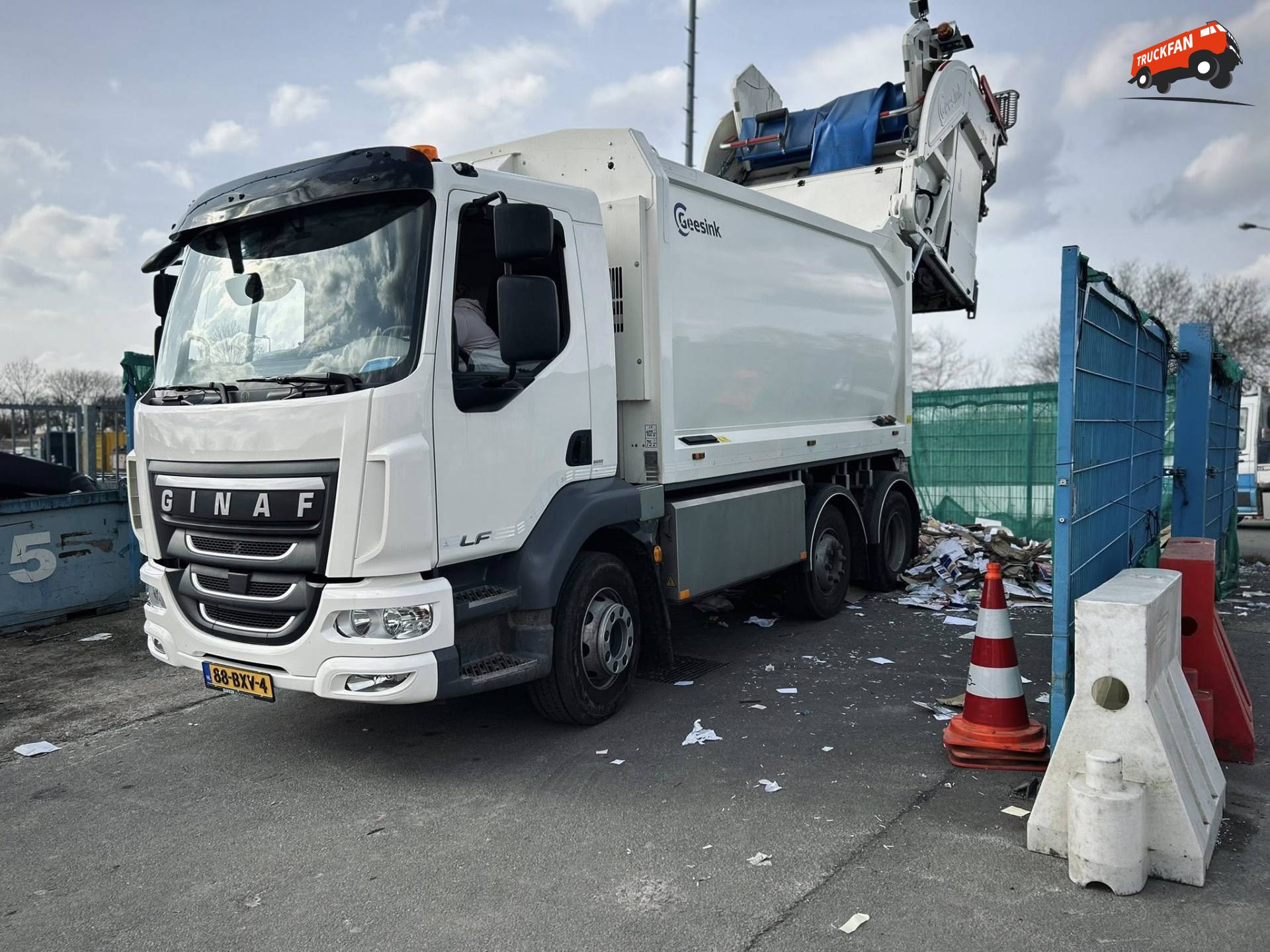 GINAF E3123 van de Gemeente Assen