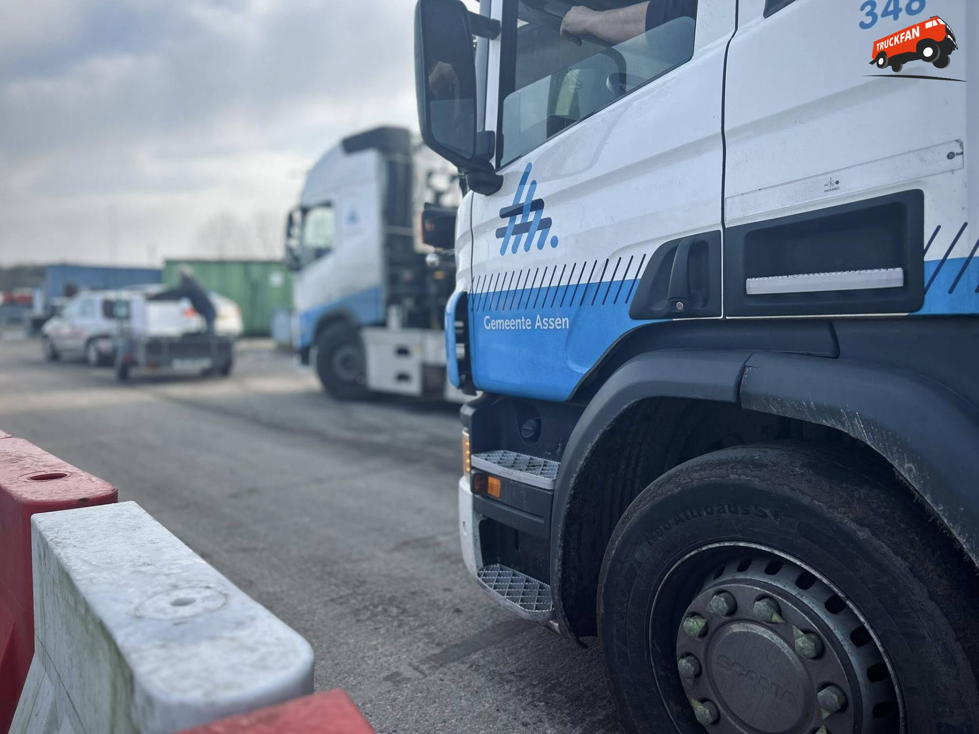 Scania P370 met haakarm en kraan van Gemeente Assen