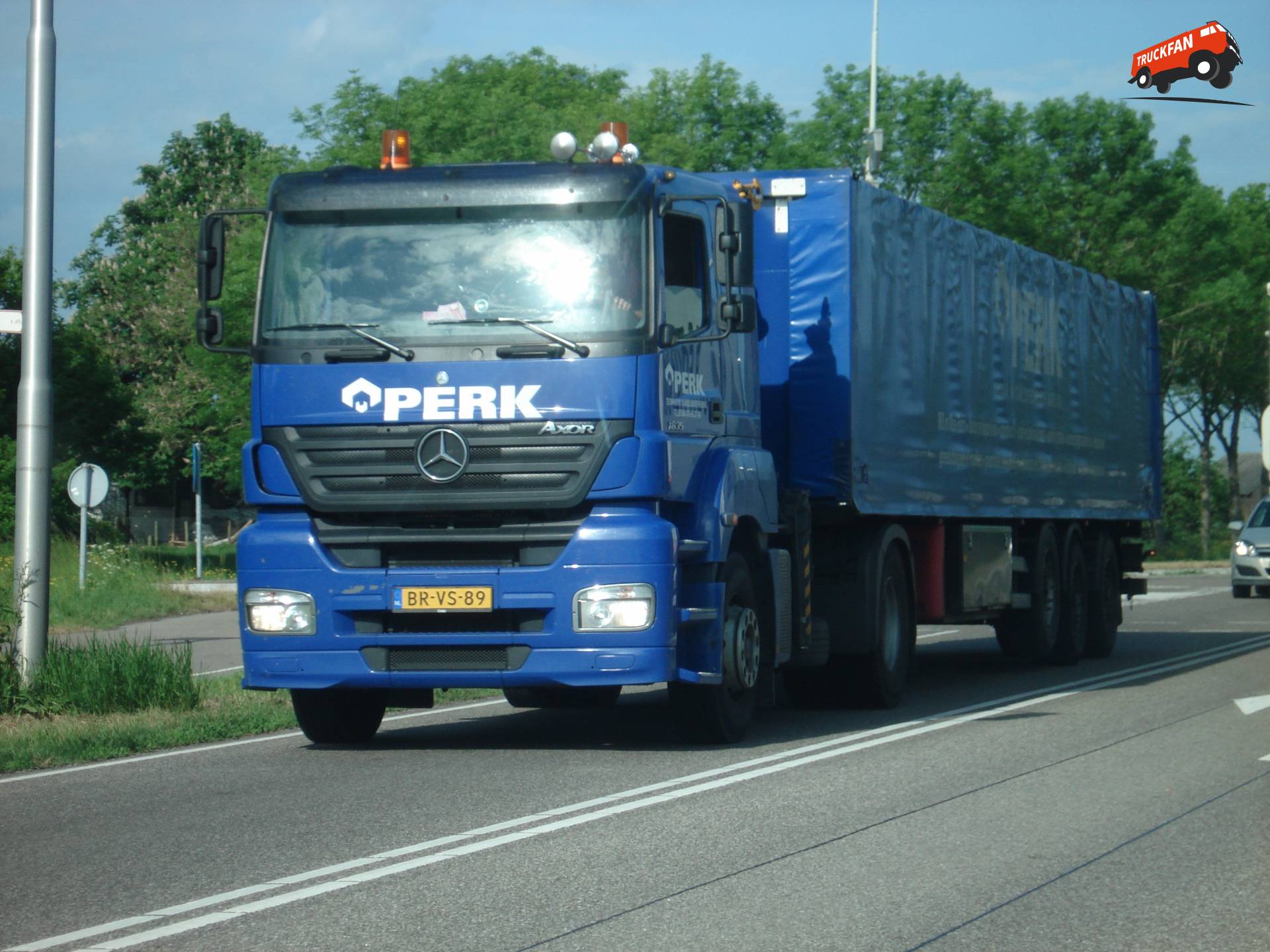 Mercedes-Benz Axor vrachtwagen bij Perk