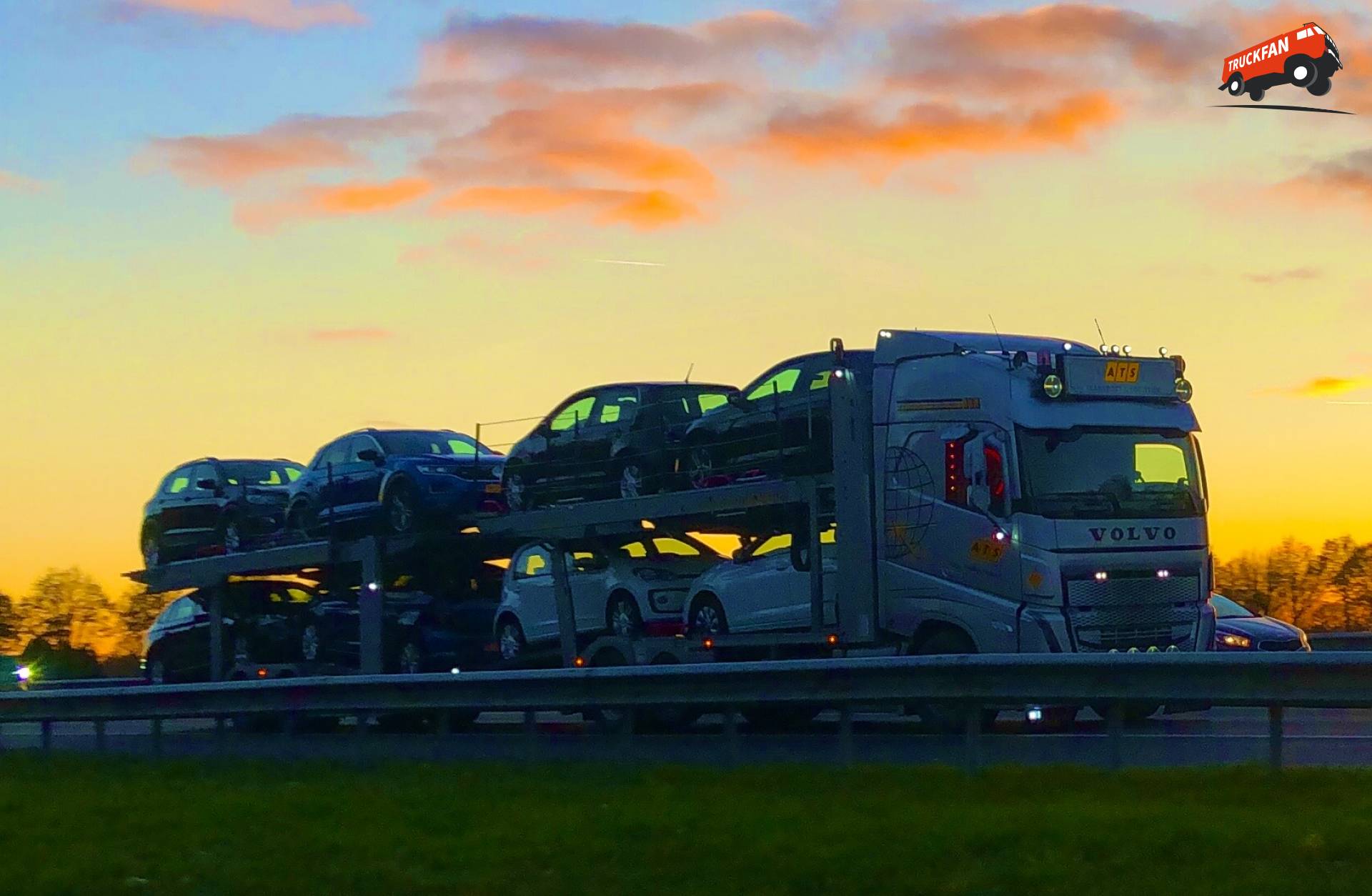 ATS vrachtwagen onder viaduct in Staphorst