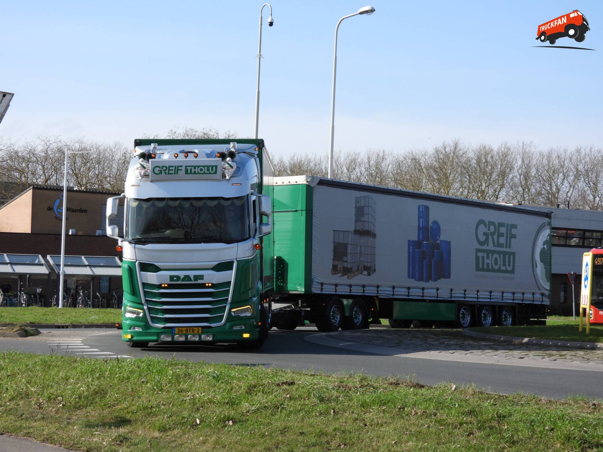 DAF XG 450 FAN truck met Schmitz Cargobull oplegger