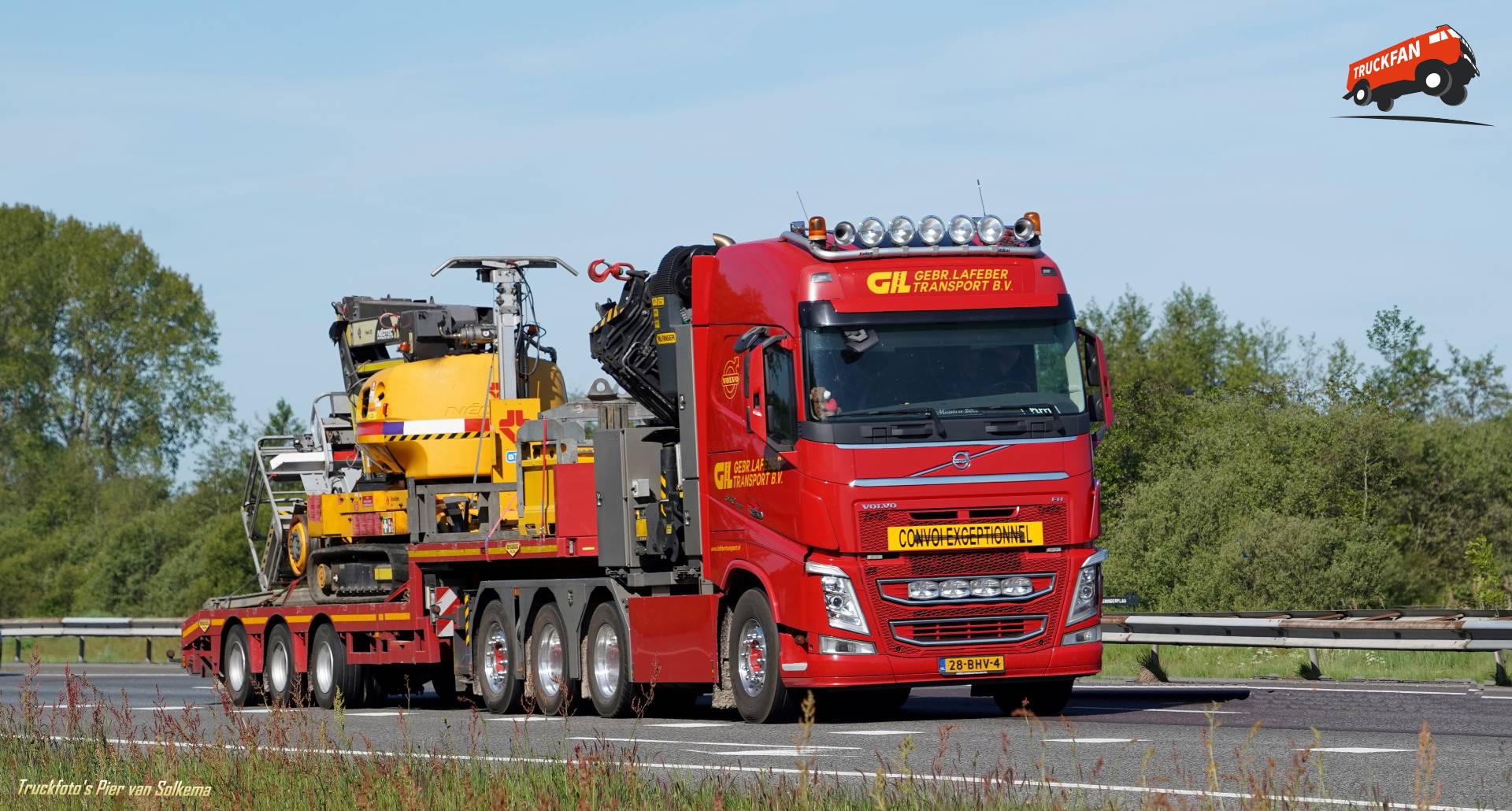 Volvo FH4 vrachtwagen bij A28 Veeningen