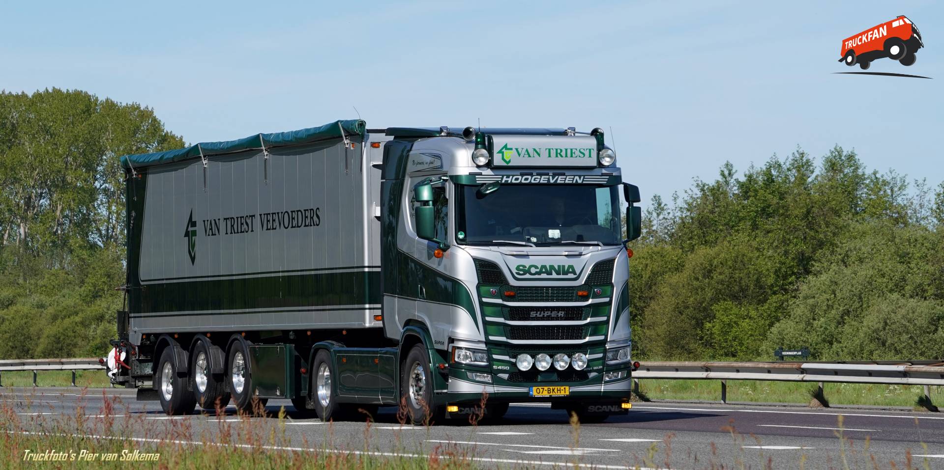 Scania S450 kipper vrachtwagen op A28 Veeningen