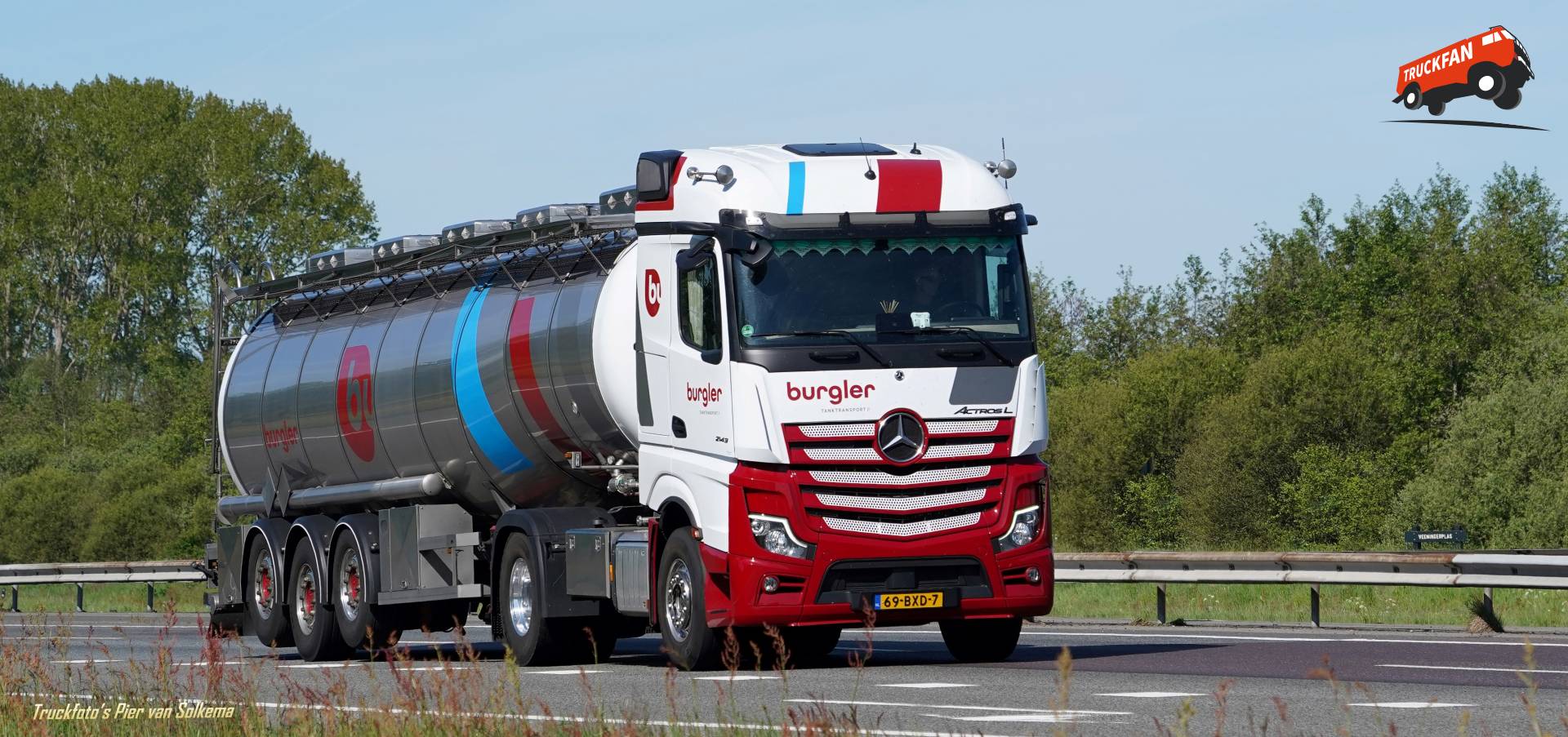 Mercedes-Benz Actros vrachtwagen op A28 Veeningen