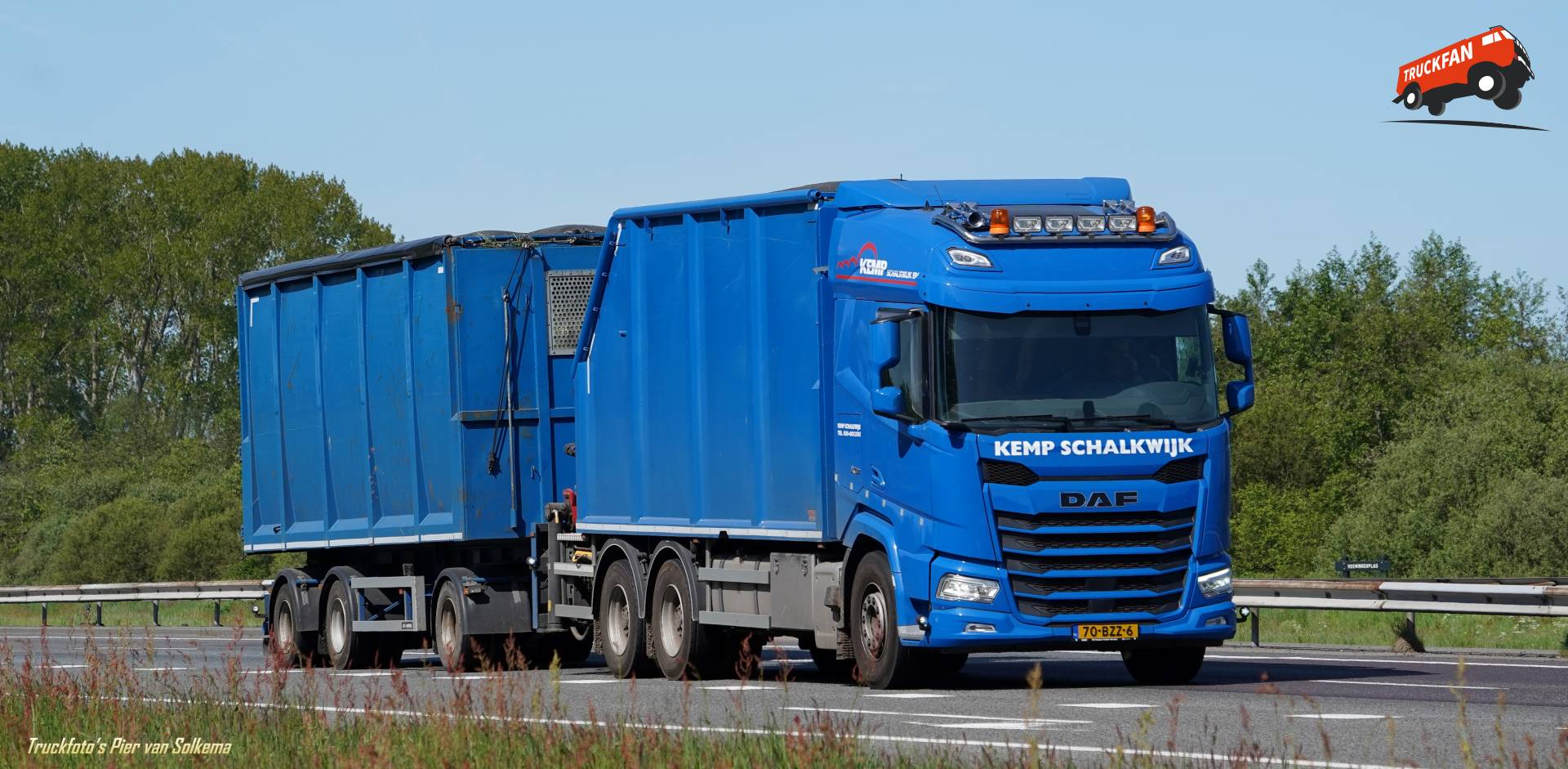 DAF XF vrachtwagen met open laadbak