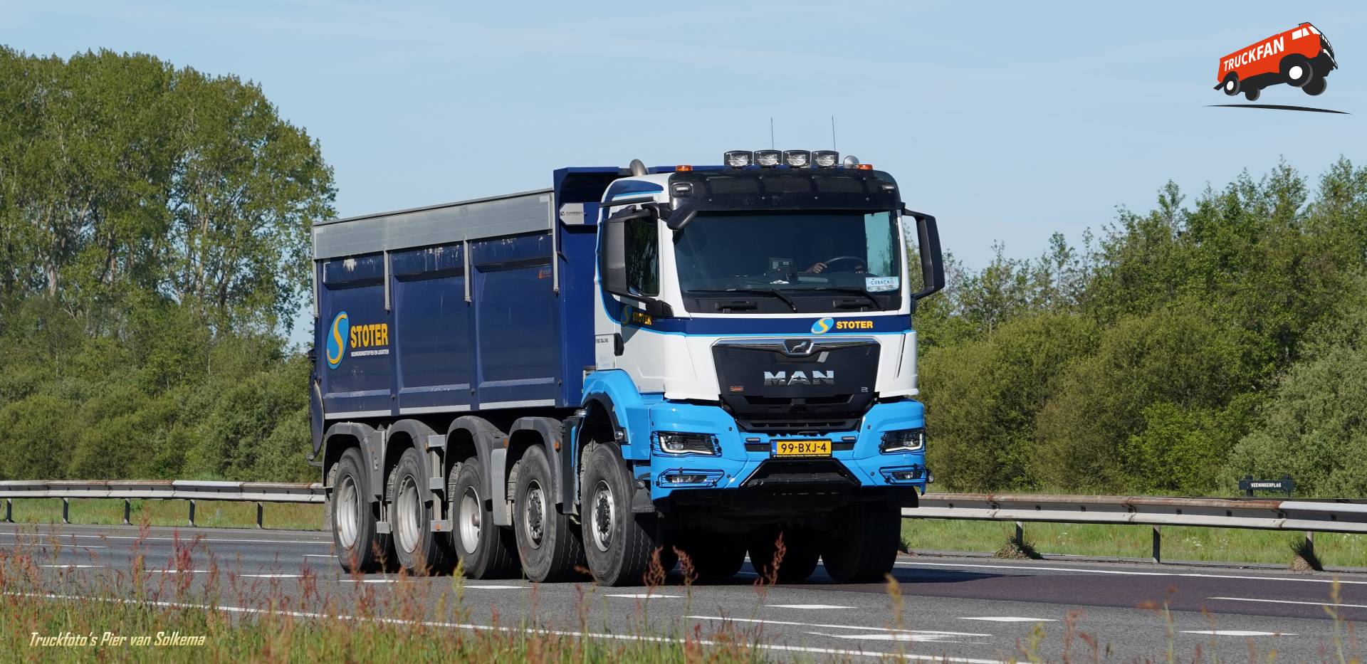 MAN TGS kiepwagen op de A28 bij Veeningen