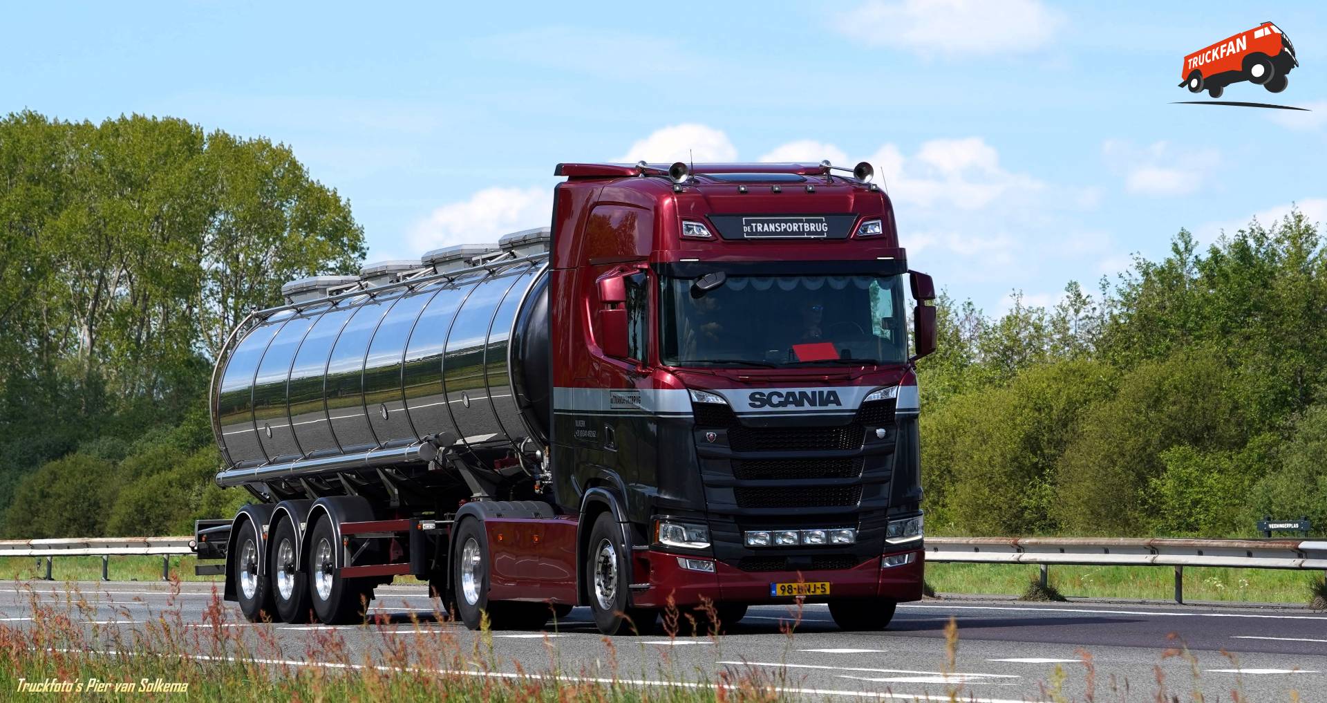 Scania S450 vrachtwagen bij Transportbrug