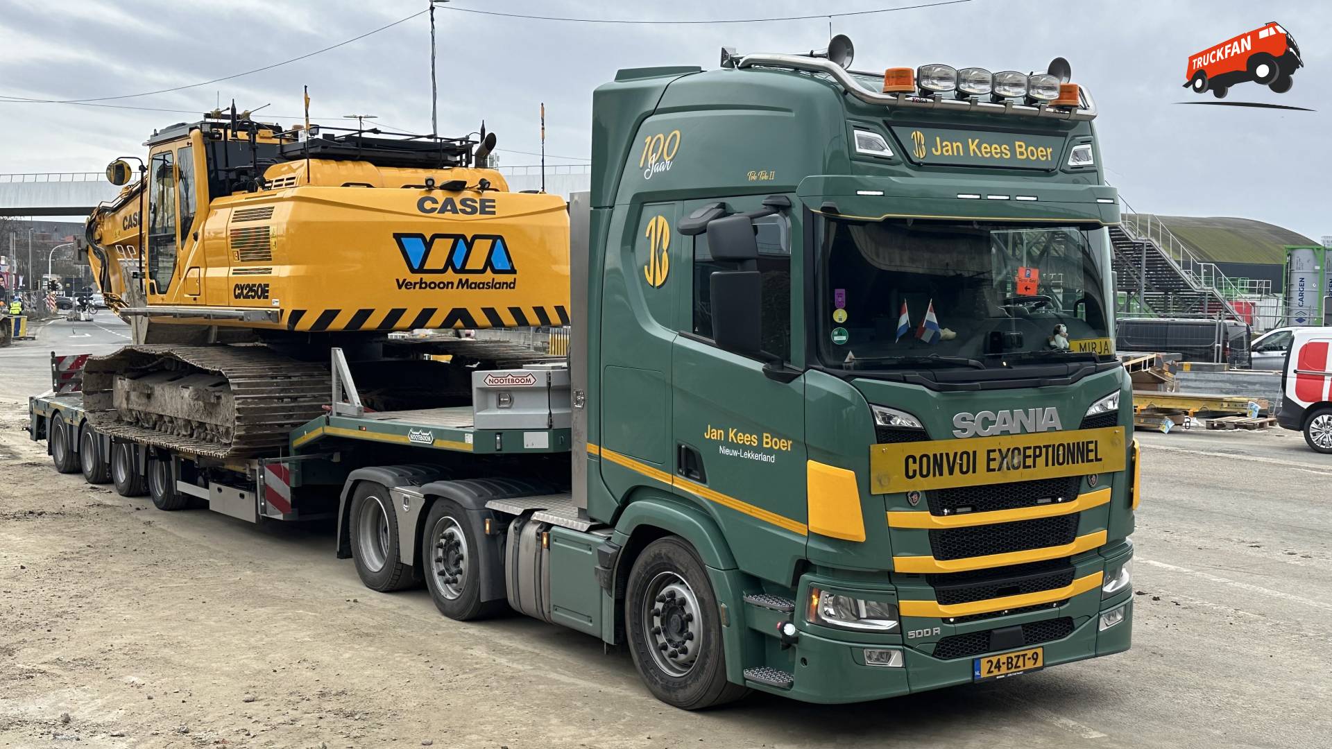 Jan Kees Boer Scania 500R met Case CX 250
