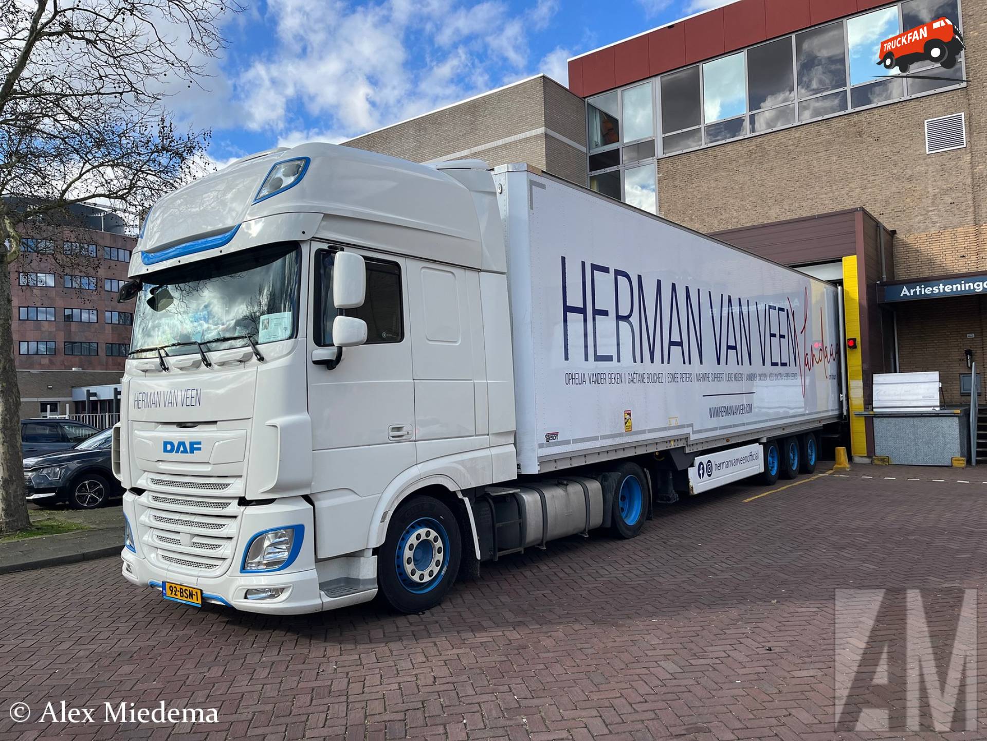 DAF XF en Talson oplegger bij Theater de Lievekamp Oss