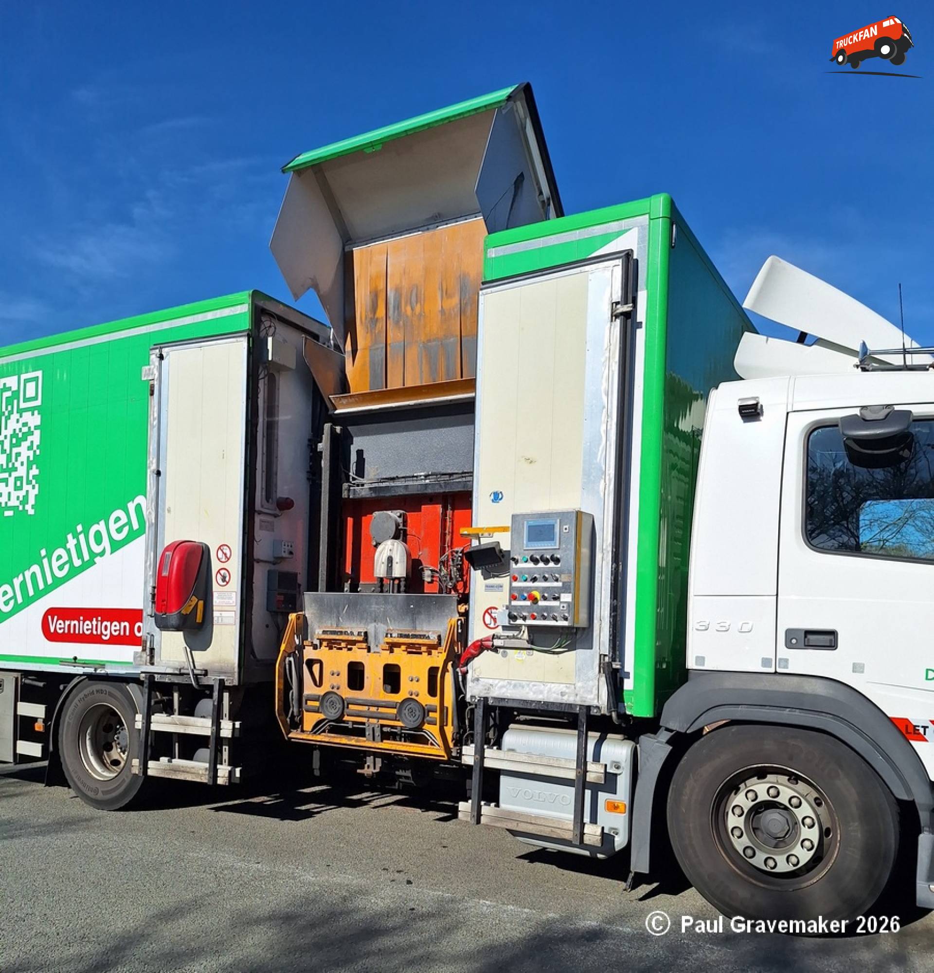 Volvo FM 330 met mobiele vernietigingsinstallatie in Diemen