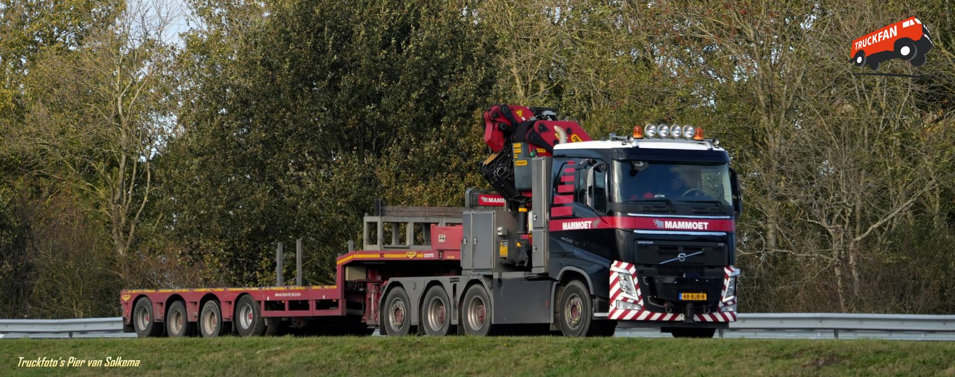 Volvo FH4 vrachtwagen van Mammoet op de A7 bij Sneek