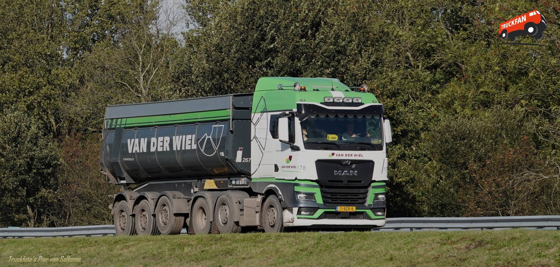 MAN TGX kipper op de A7 bij Sneek