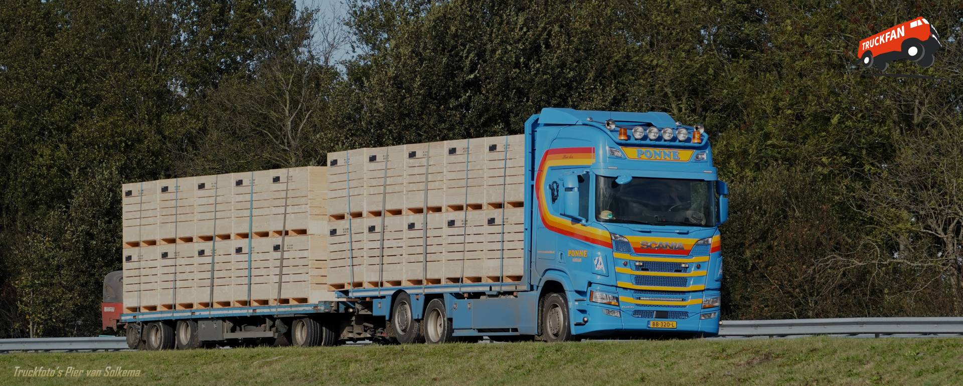 Scania R450 vrachtwagen op de A7 bij Sneek