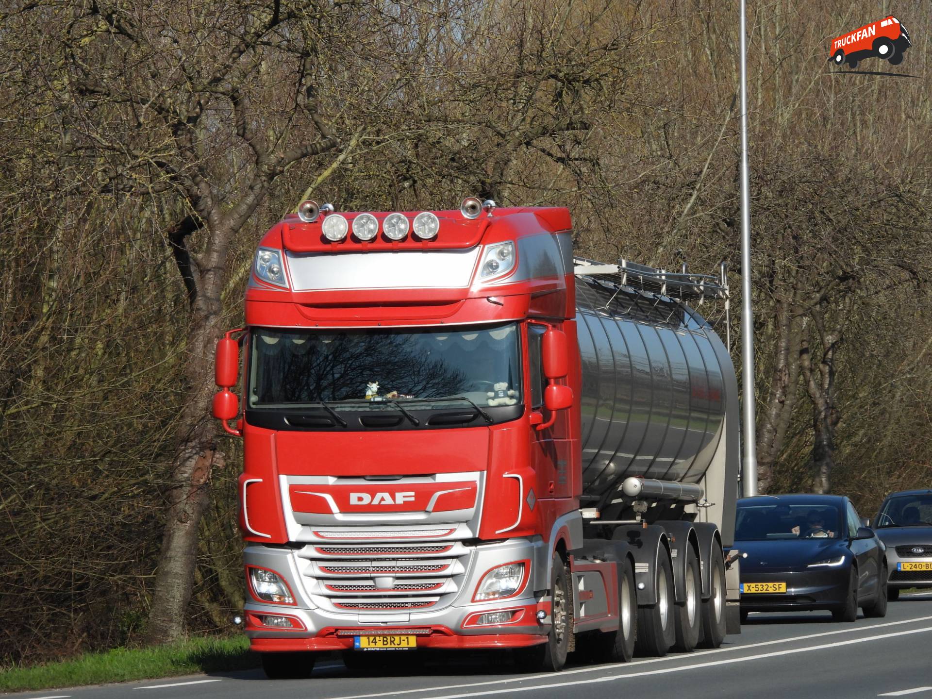 DAF XF Euro 6 vrachtwagen van Fa. De Groot Melktransport