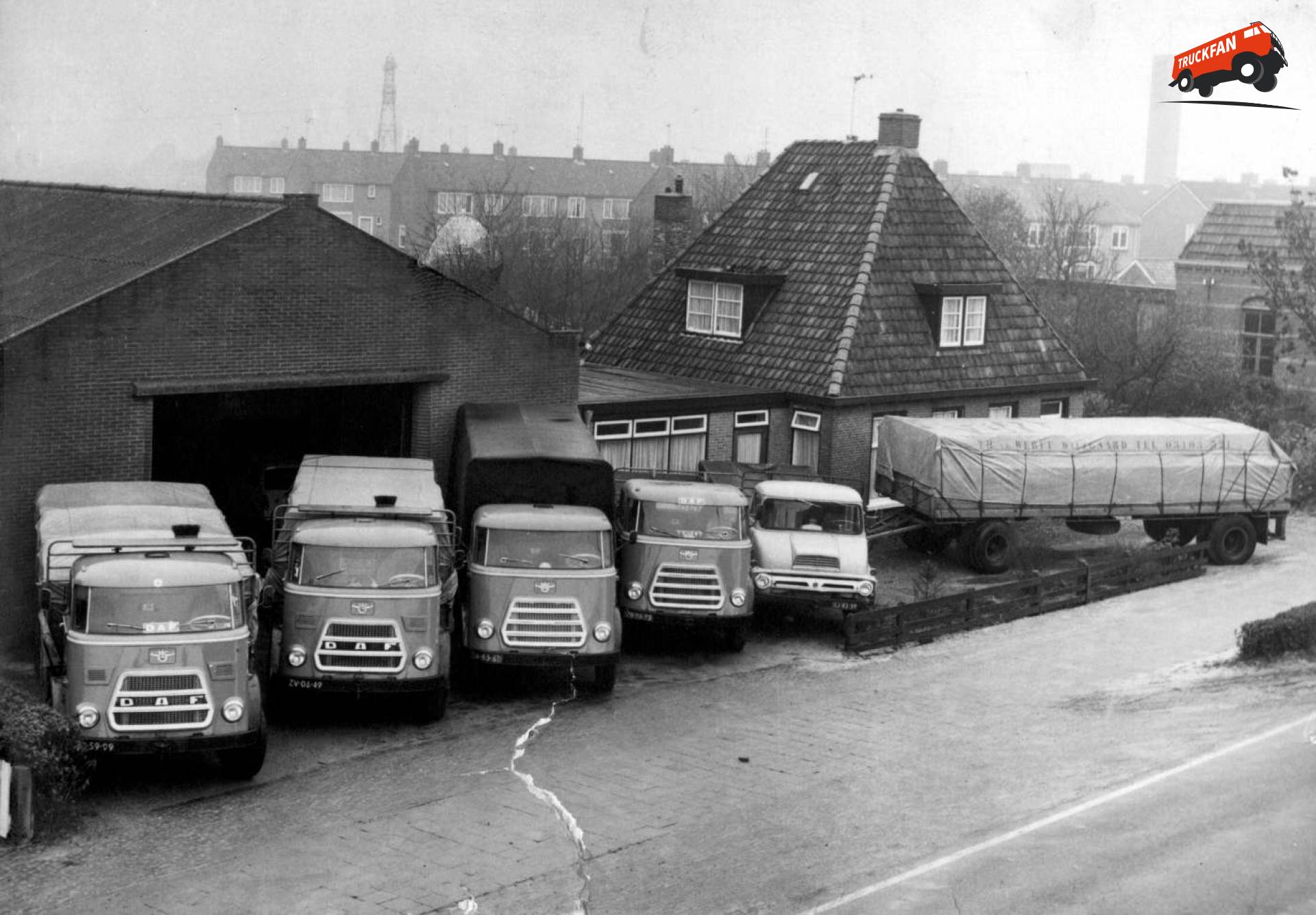 (toen nog niet zo heel erg) oude DAF trucks bij Van der Werff in Reduzum