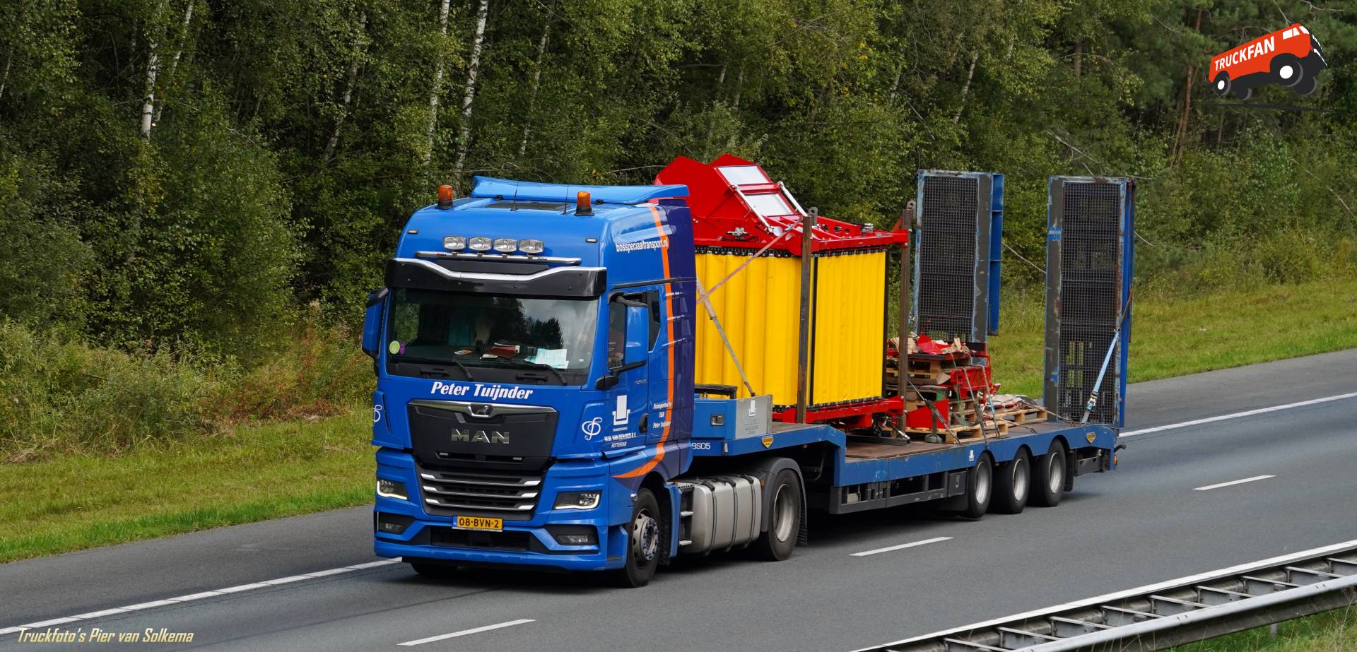 MAN TGX vrachtwagen bij A1 Oldenzaal