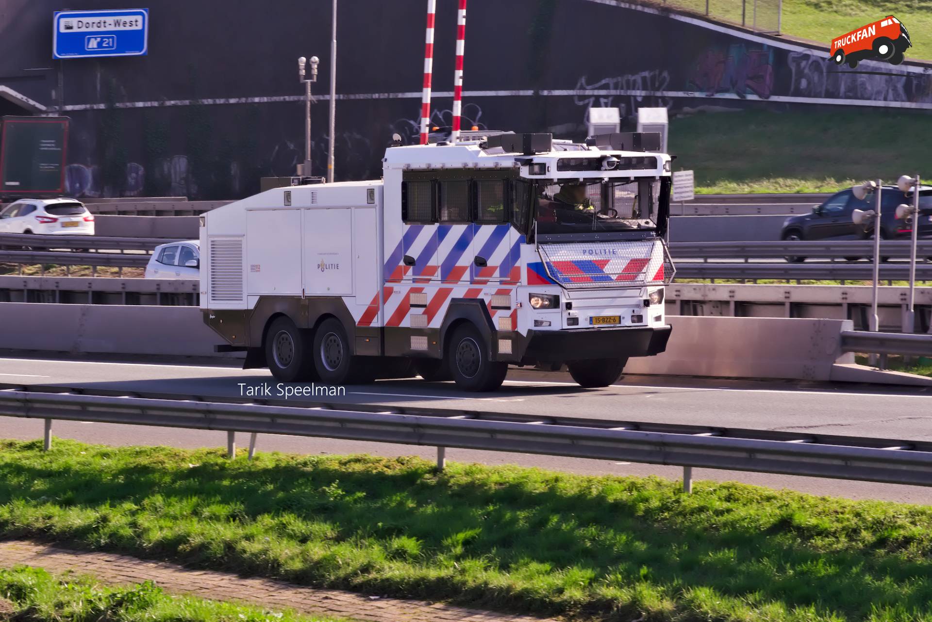 Mercedes-Benz Arocs politievoertuig op snelweg A16
