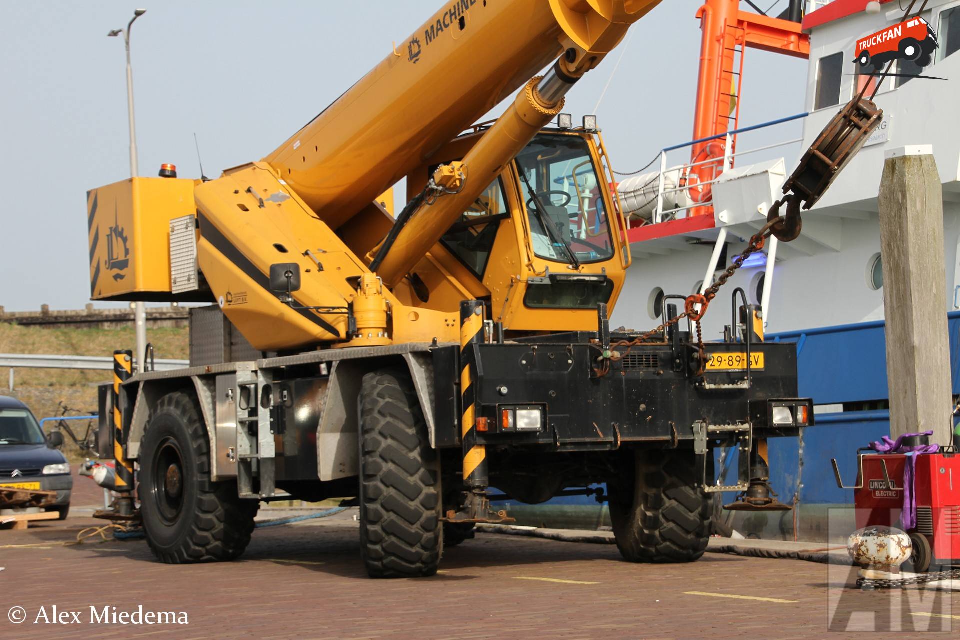 Grove RT550E havenkraan in Den Oever