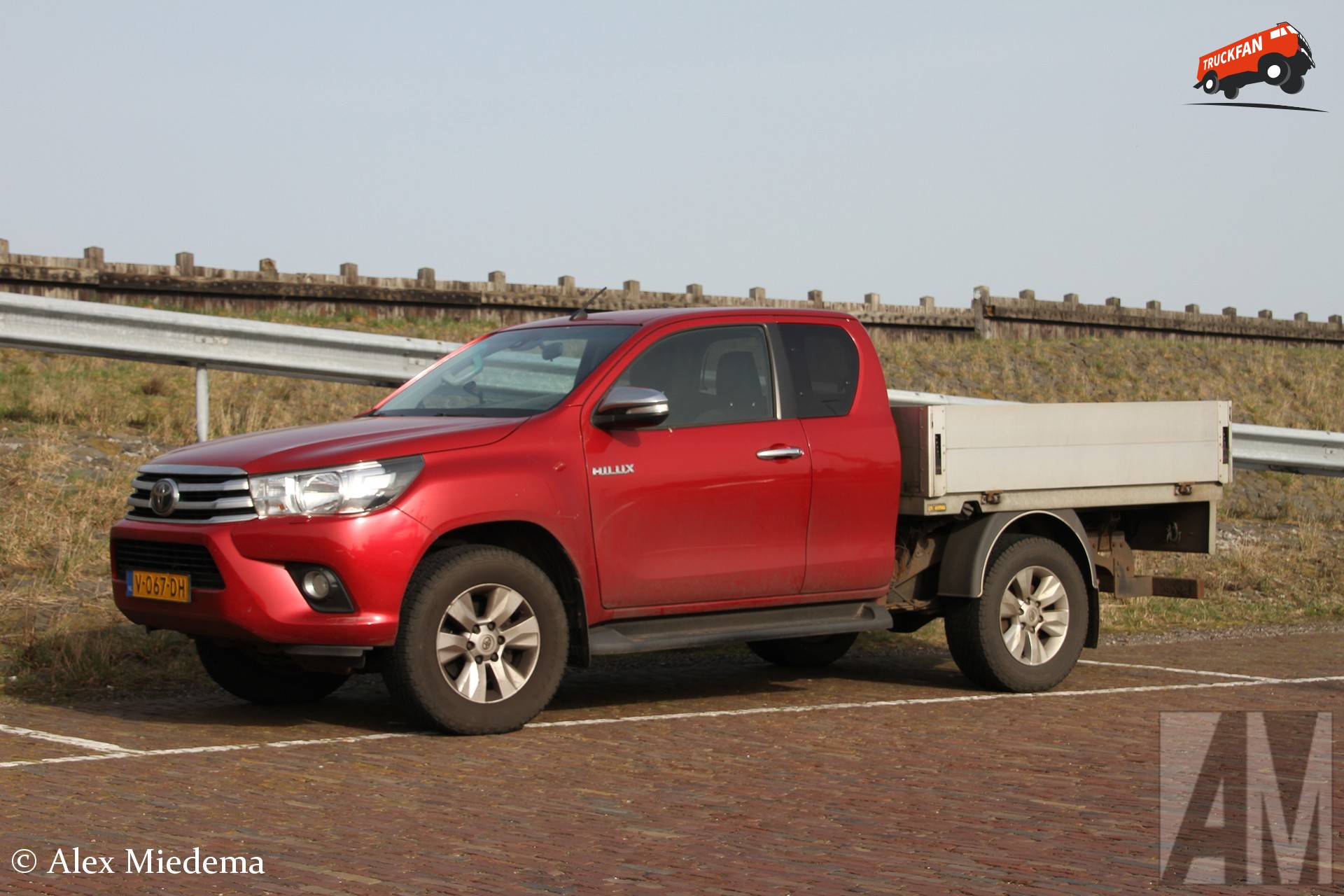 Toyota HiLux pick-up met laadbak in Den Oever