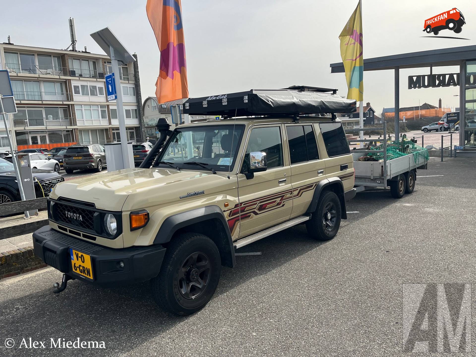 Toyota Land Cruiser bij het Zee Aquarium in Bergen aan Zee