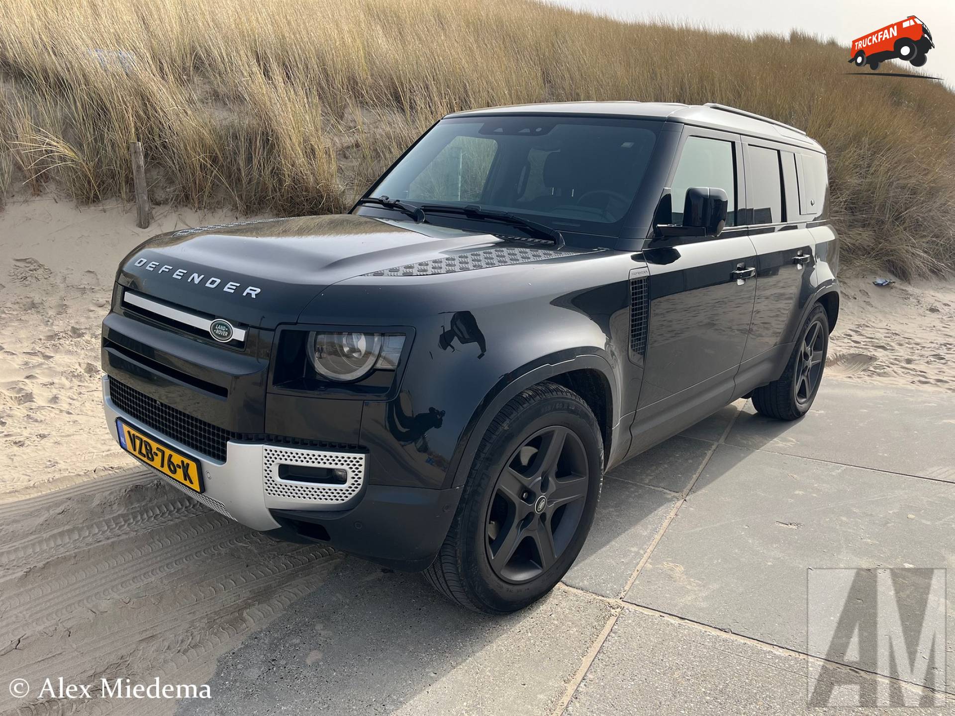 Land Rover Defender bij Strandpaviljoen Zuid