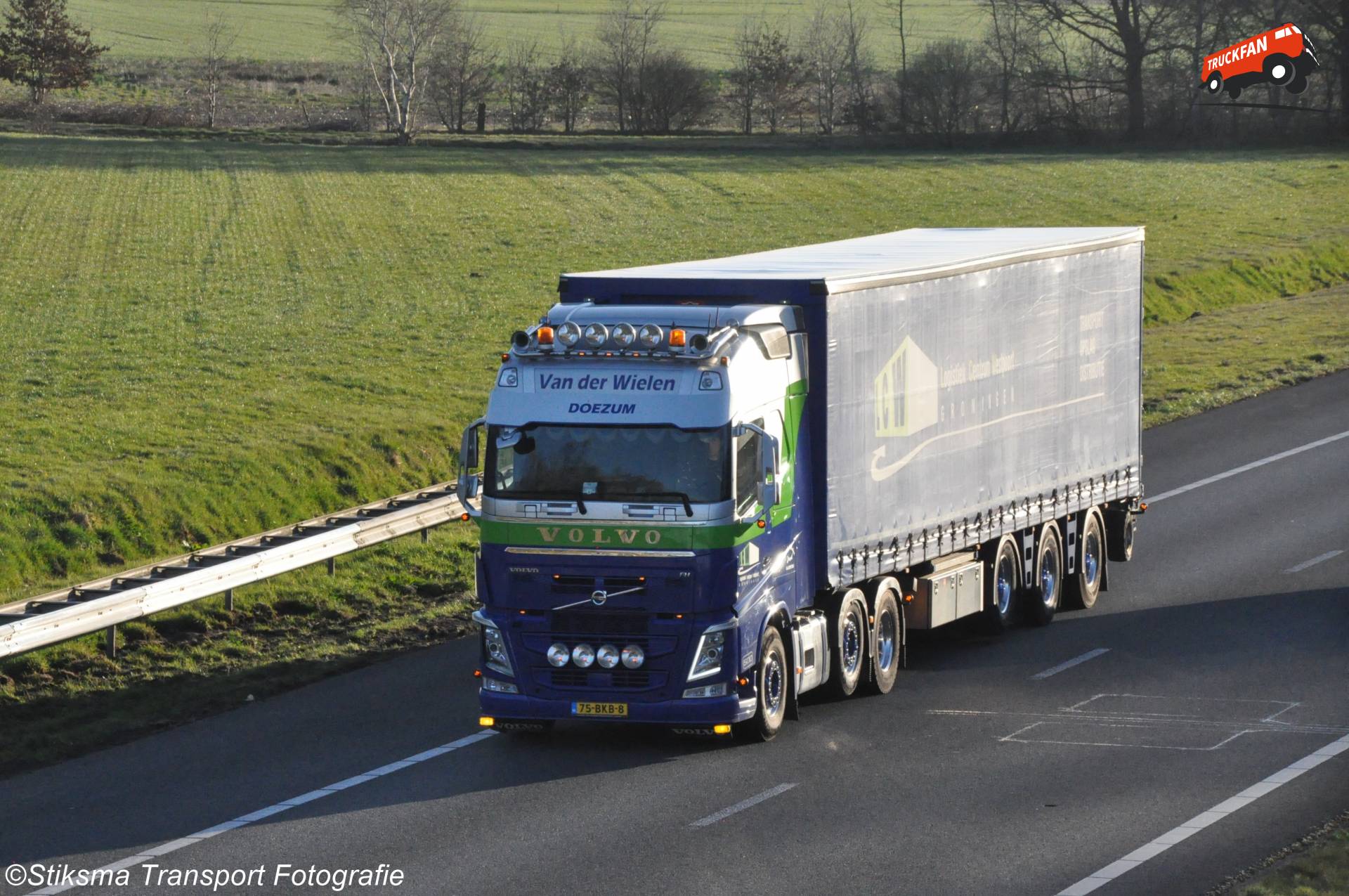 Volvo FH vrachtwagen van Van Der Wielen Transport