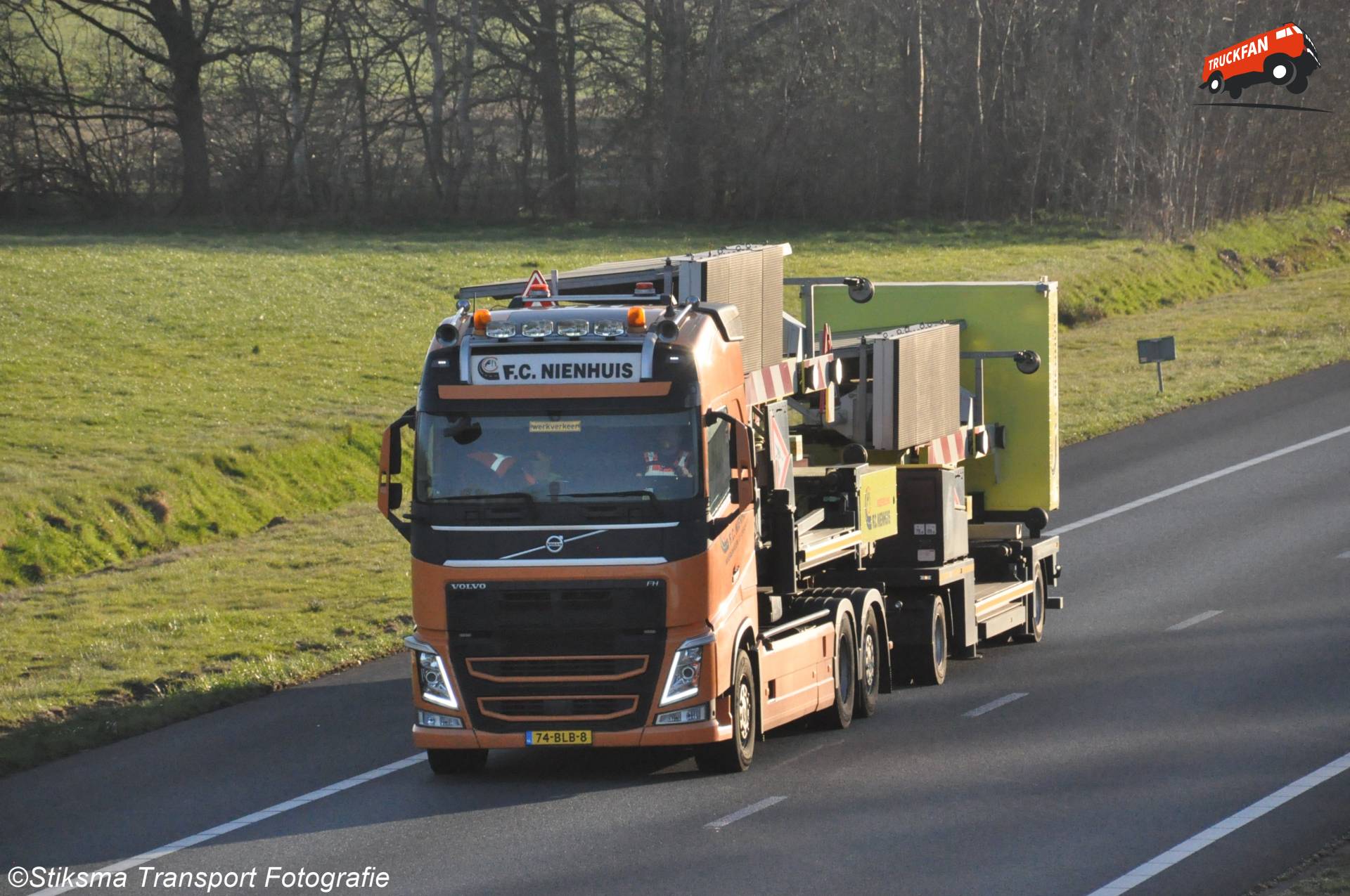 Volvo FH vrachtwagen van F.C. Nienhuis in Heerenveen