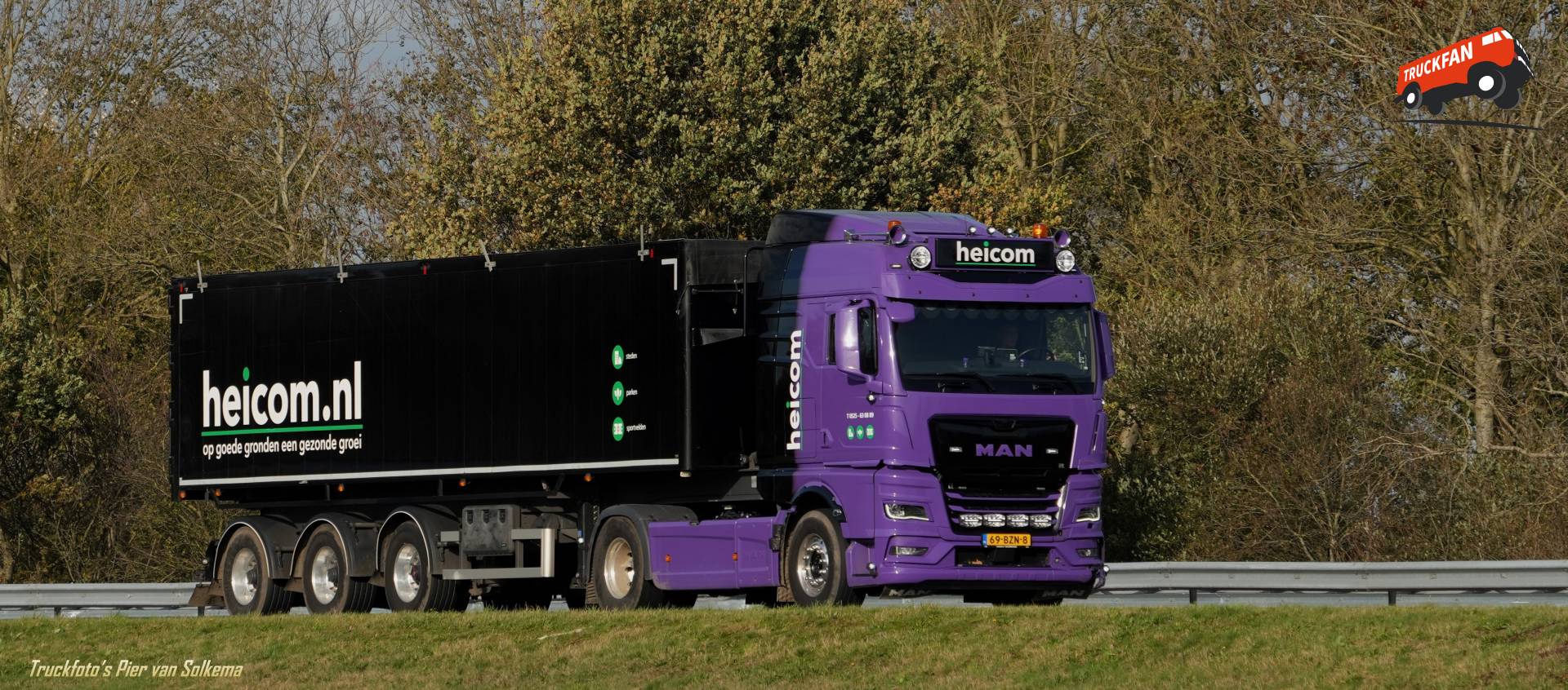 MAN TGX vrachtwagen op de A7 bij Sneek
