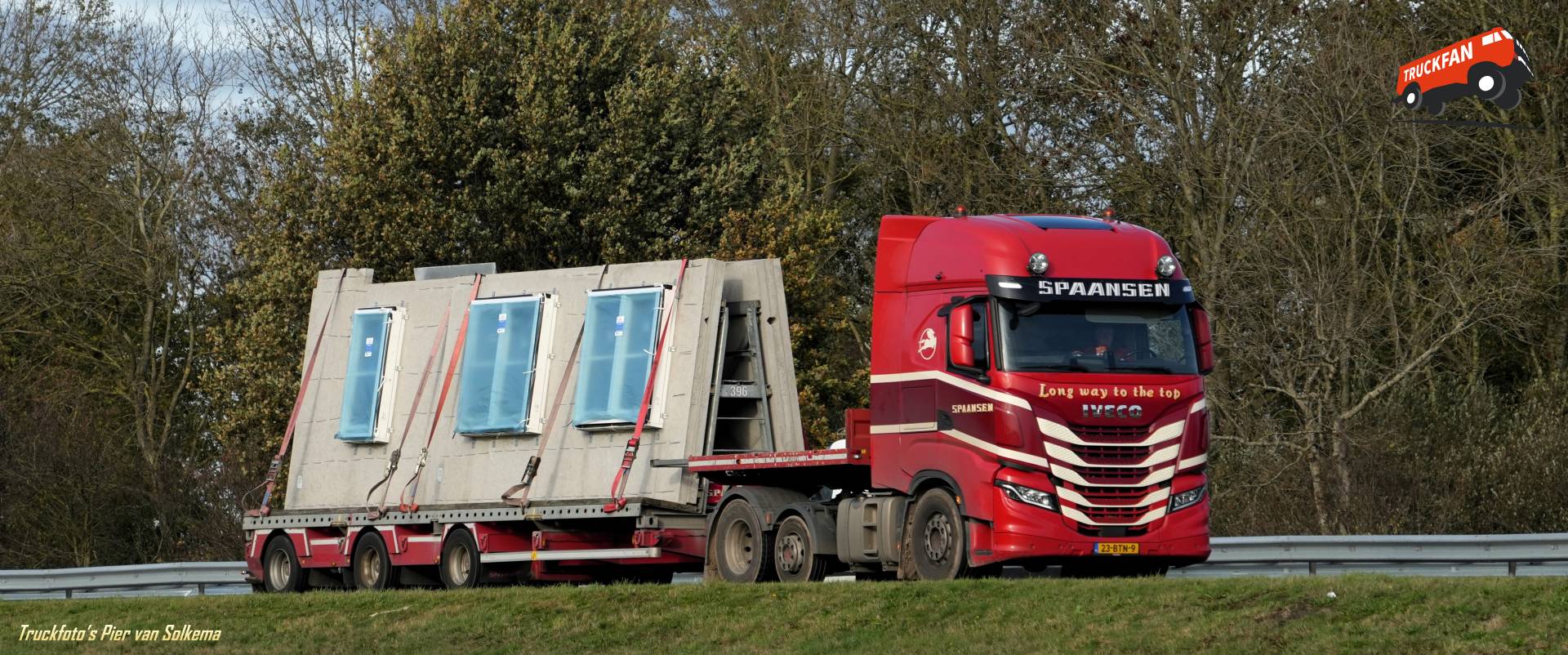 Iveco S-Way vrachtwagen bij de A7 bij Sneek