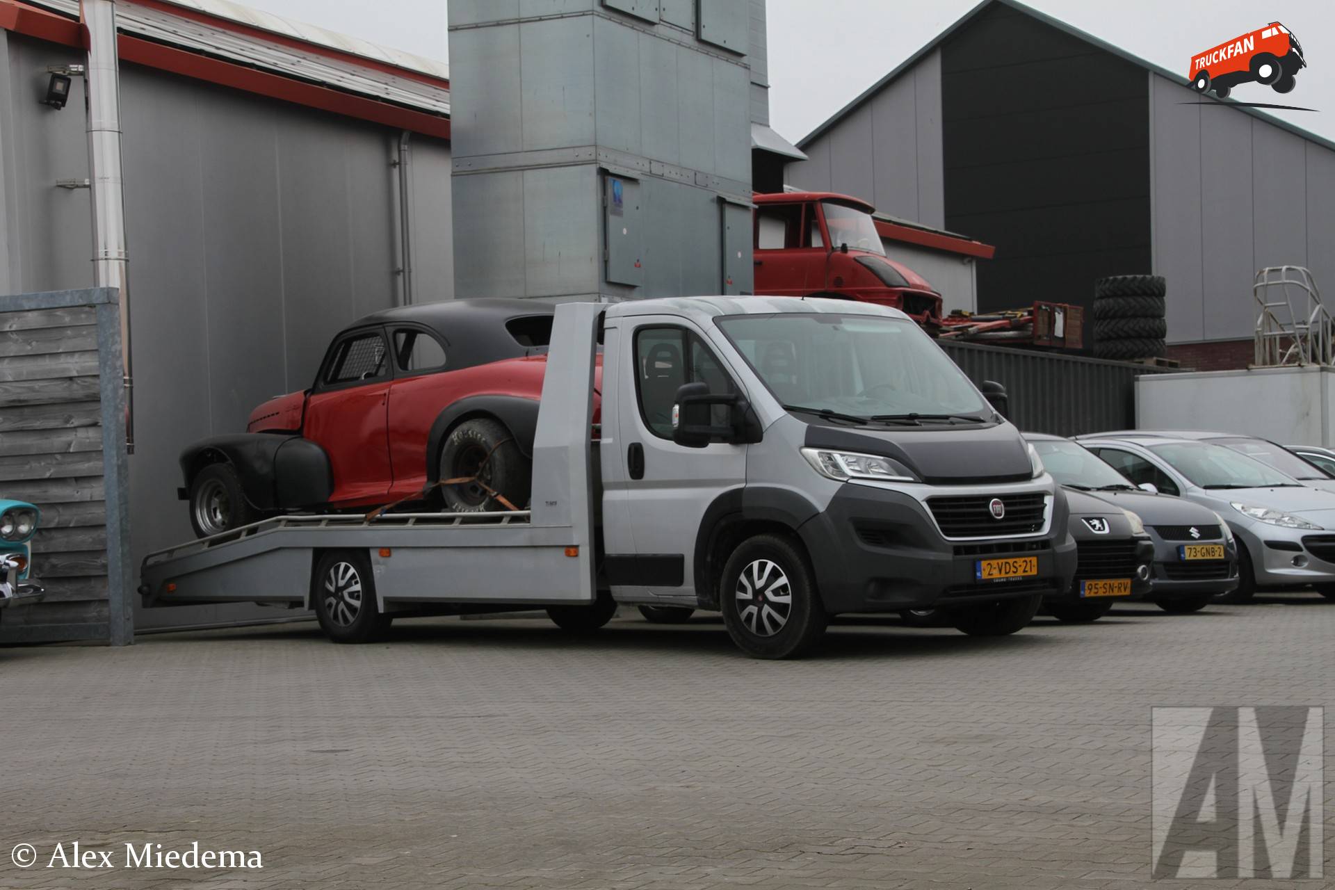 Fiat Ducato met crossauto als lading