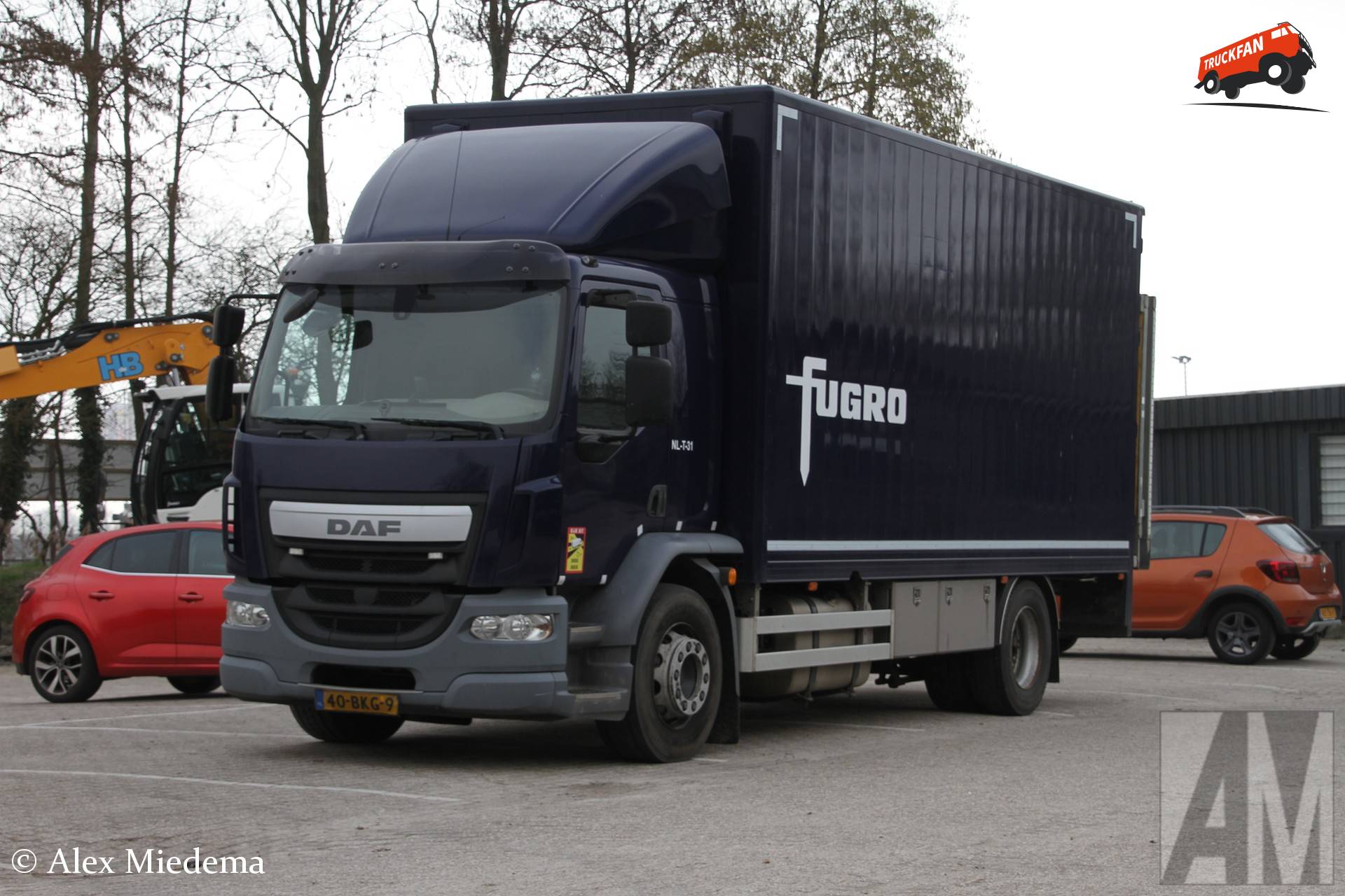 DAF LF Euro 6 vrachtwagen van Fugro in Stiens