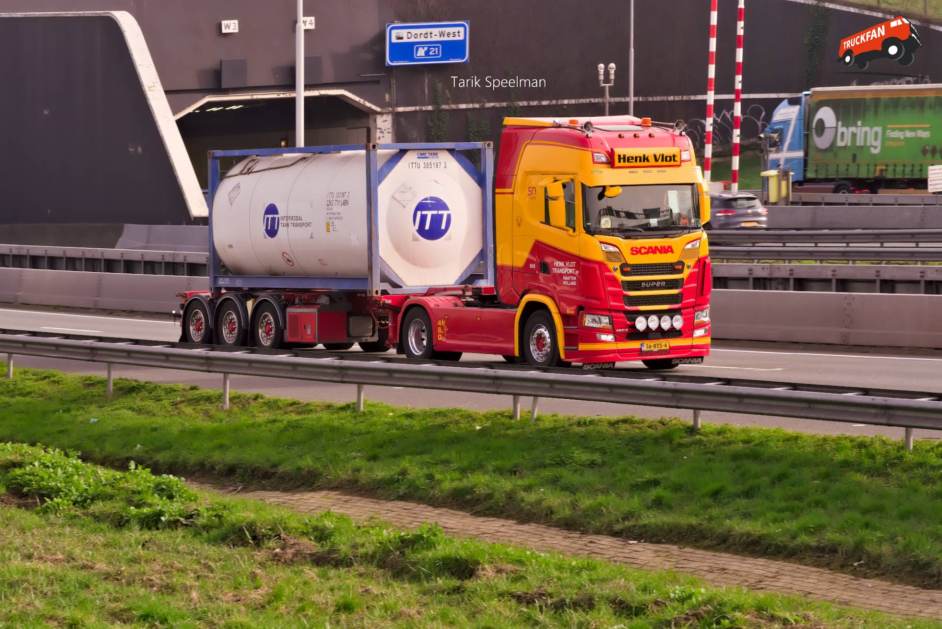 Scania 460S Truck with Tanktainer on A16