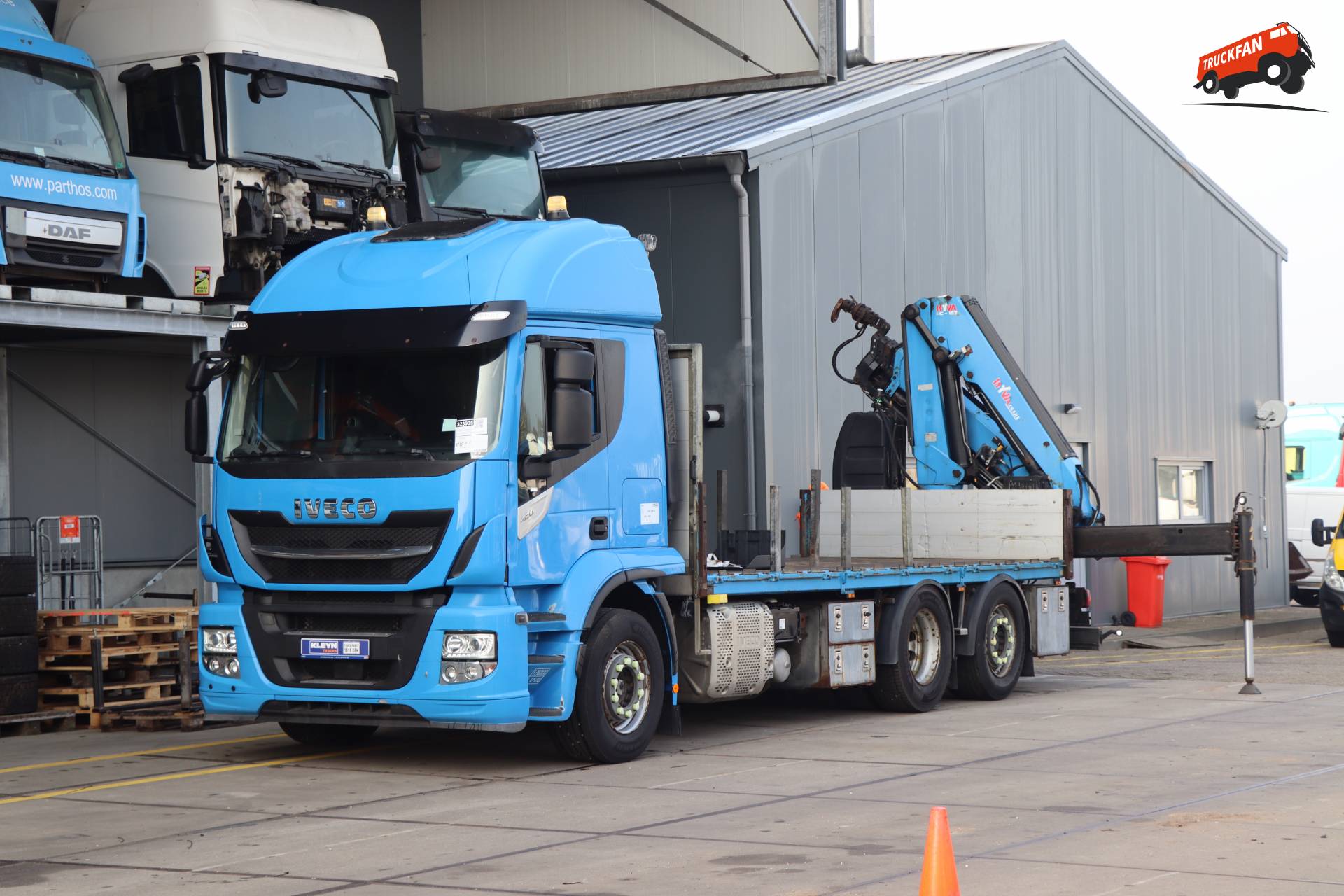 Iveco Stralis 6x2 met Hyva HC-183 laadkraan