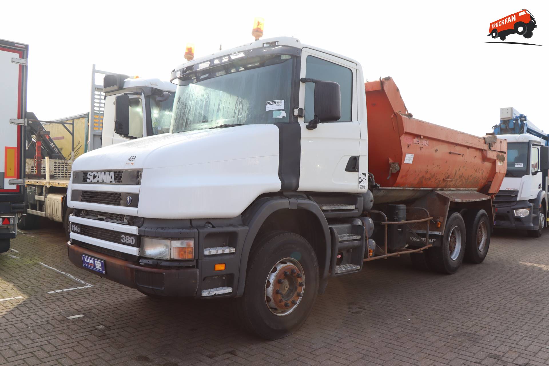 Scania T114C380 6x4 uit 1999 met Forez Bennes opbouw in de voorraad bij Kleyn Trucks, gefotografeerd op 9 maart 2026.
