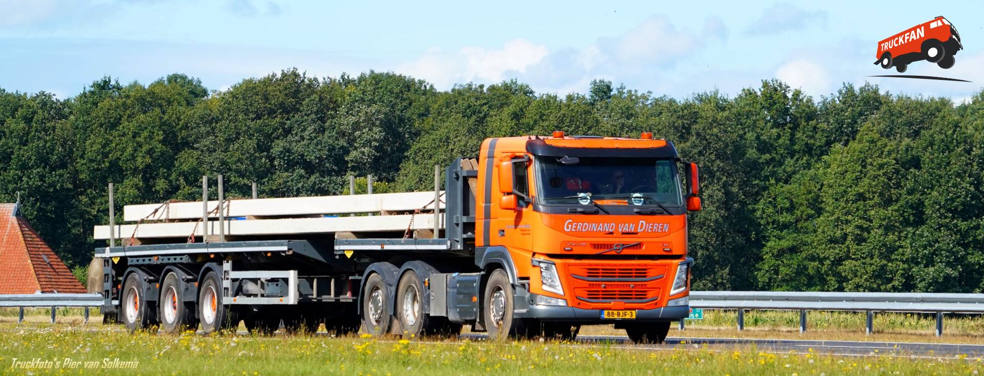 Volvo FM vrachtwagen bij A7 Joure