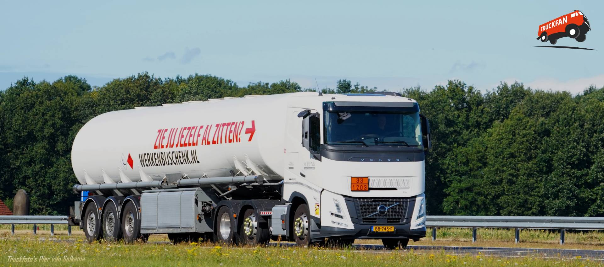 Volvo FH Aero vrachtwagen op de A7 bij Joure