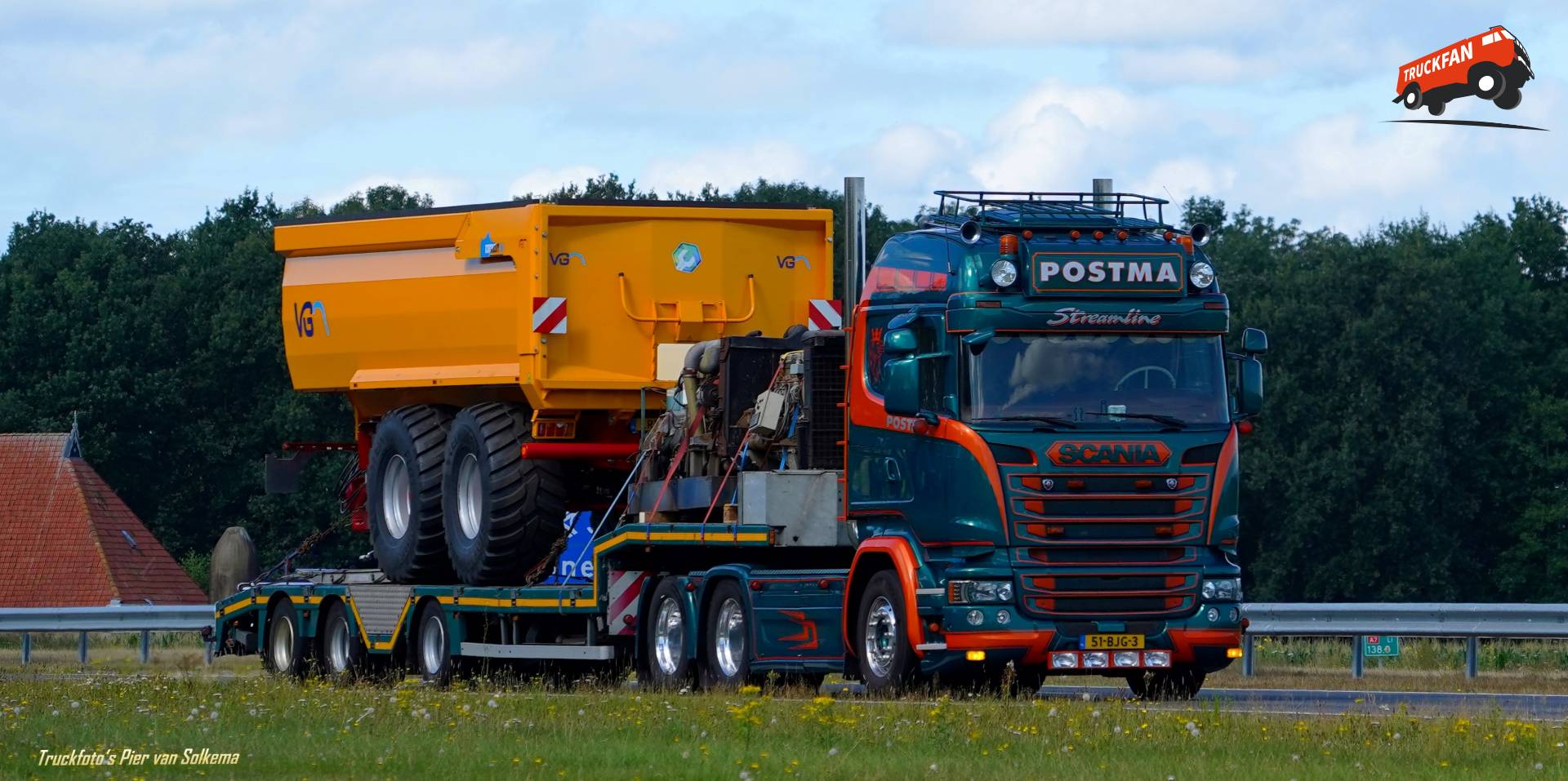 Scania R450 vrachtwagen op A7 Joure