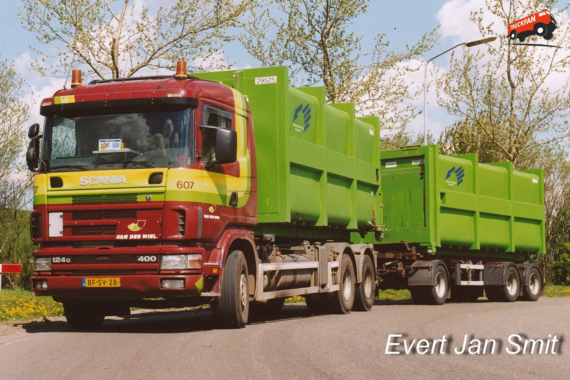 Scania R124G-400 met containerbakken bij ecopark De Wierde