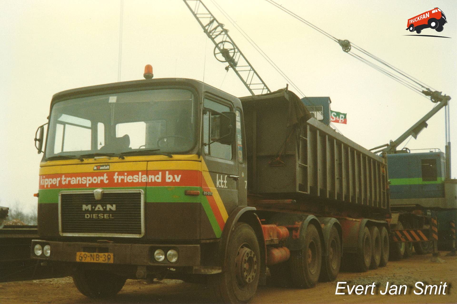 MAN 26-280 6x4 Trekker beladen met grind in Veendam