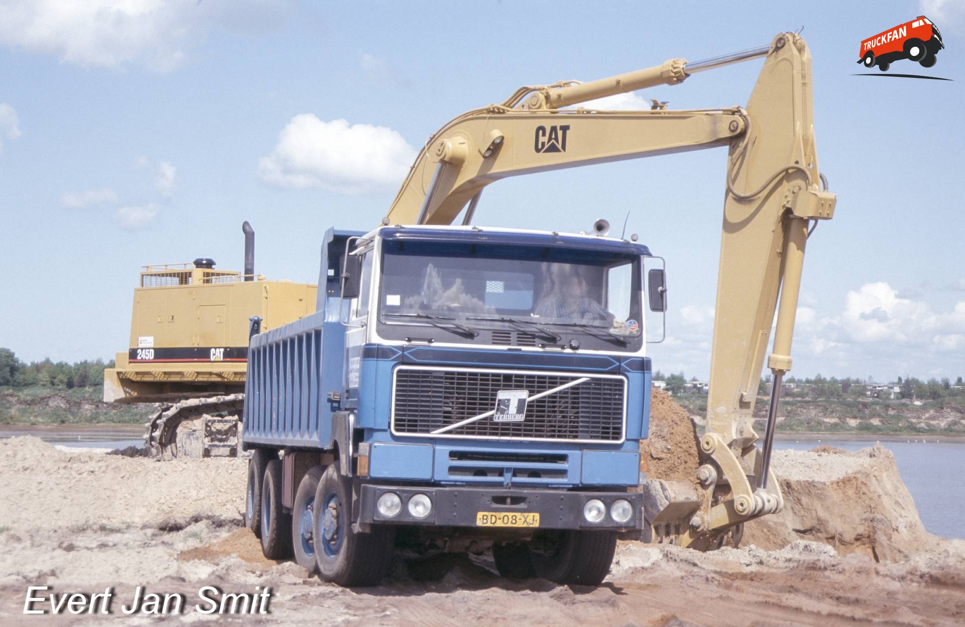 Geert de Lange met Terberg in zandput Veendam