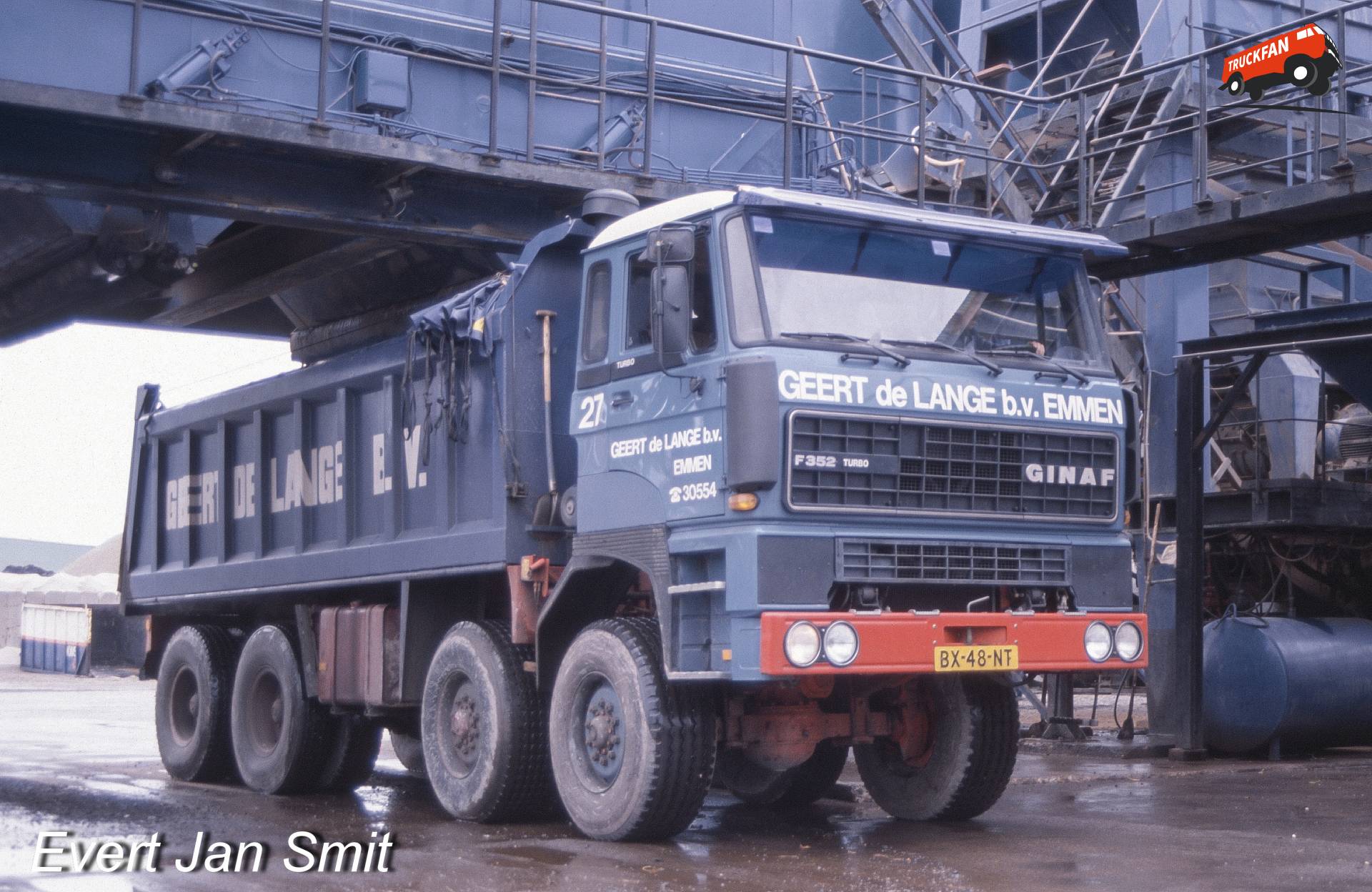 Ginaf F352 8x8 onder KWS asfaltcentrale trechter