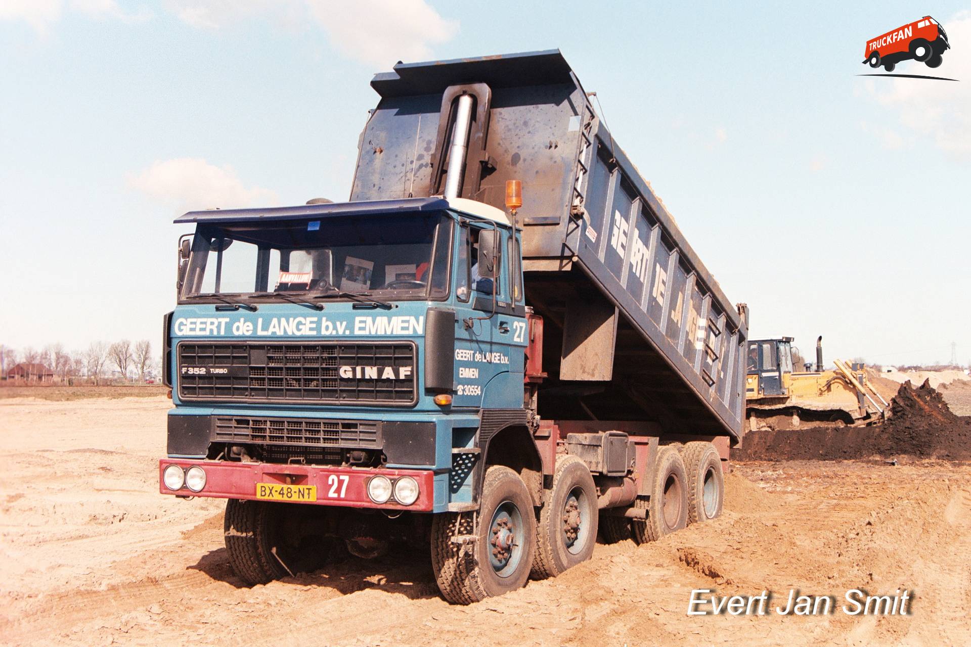 Vrachtwagen 27 Ginaf F352 bij de aanleg van RSCG Veendam